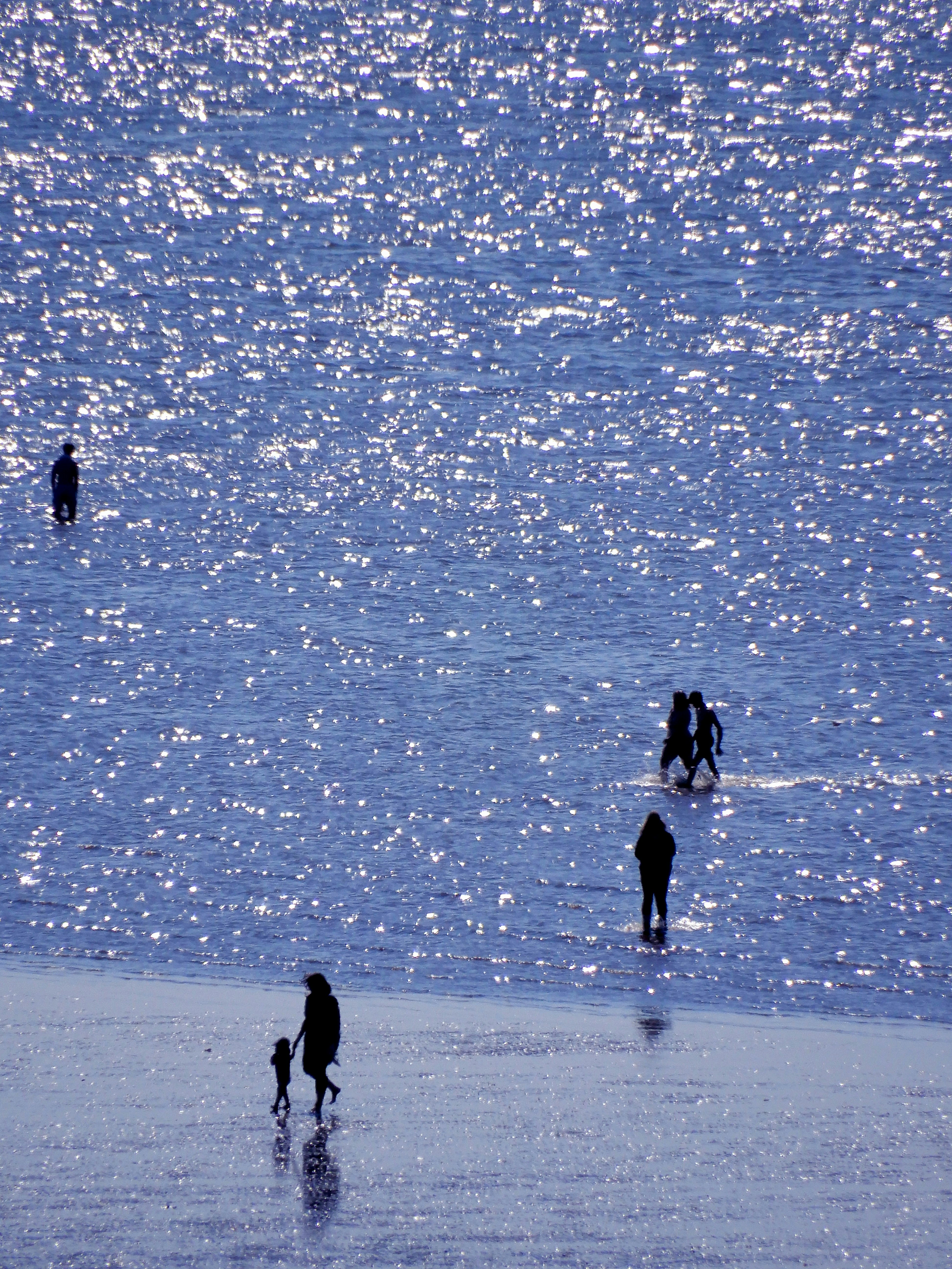 Gente caminando en una playa