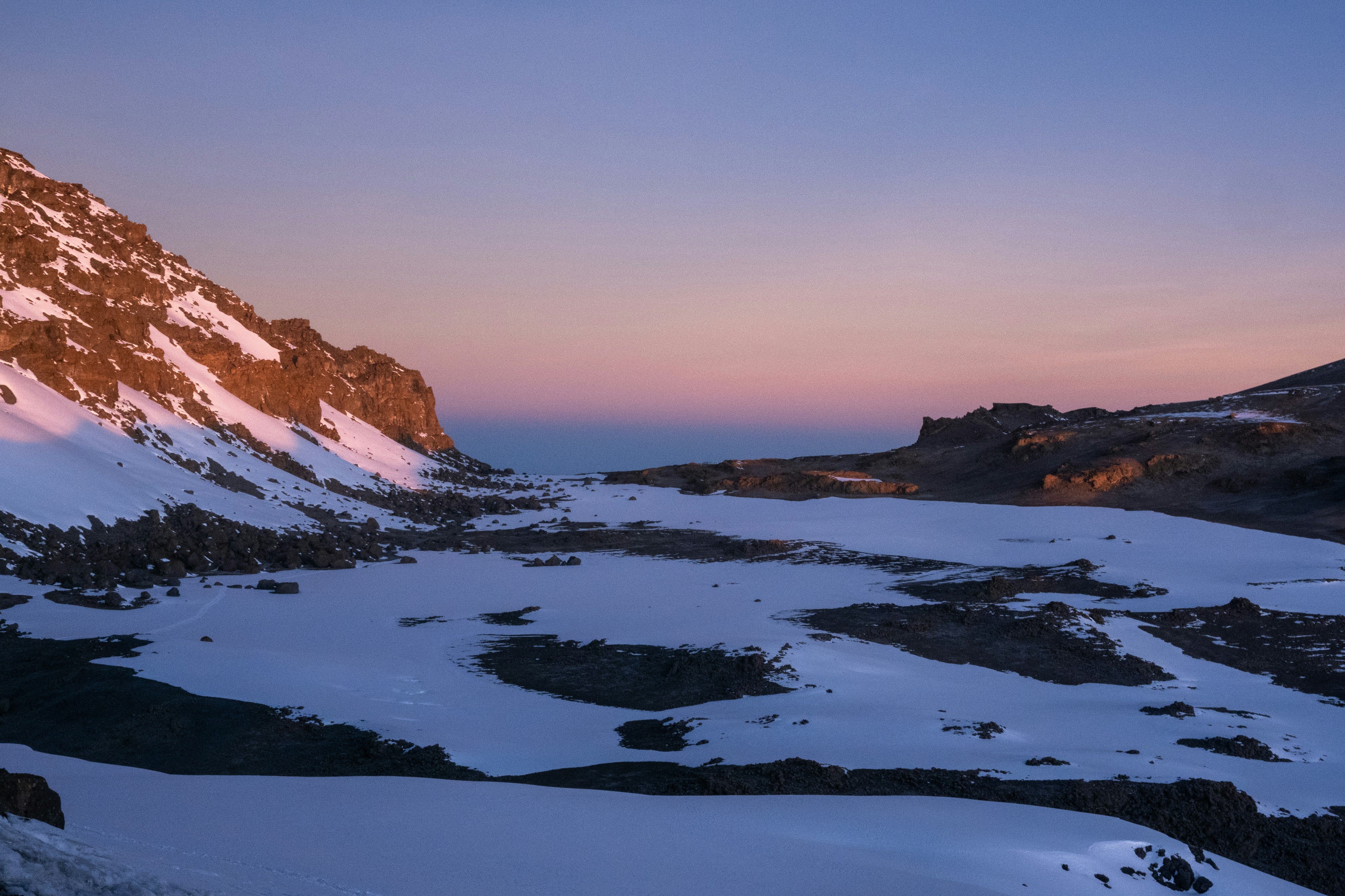 uma paisagem nevada com montanhas no fundo