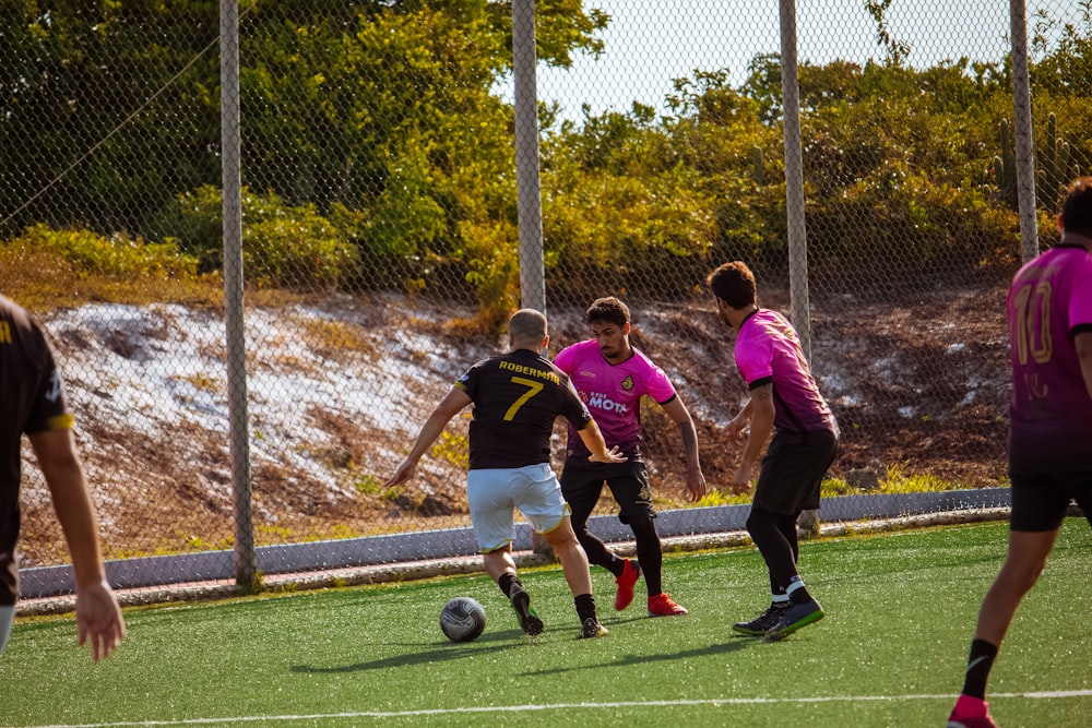 Foto Um grupo de pessoas jogando futebol – Imagem de Pessoa grátis no  Unsplash