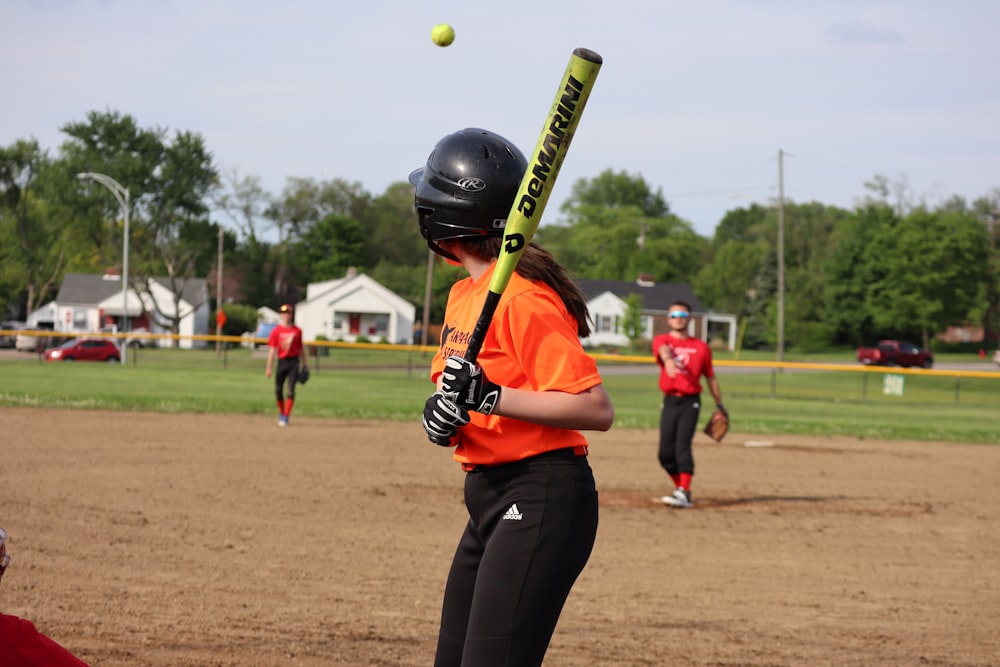 une personne tenant une batte de baseball;