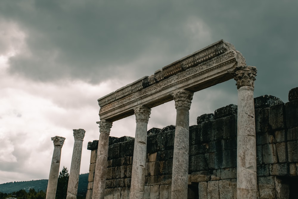 una struttura in pietra con pilastri