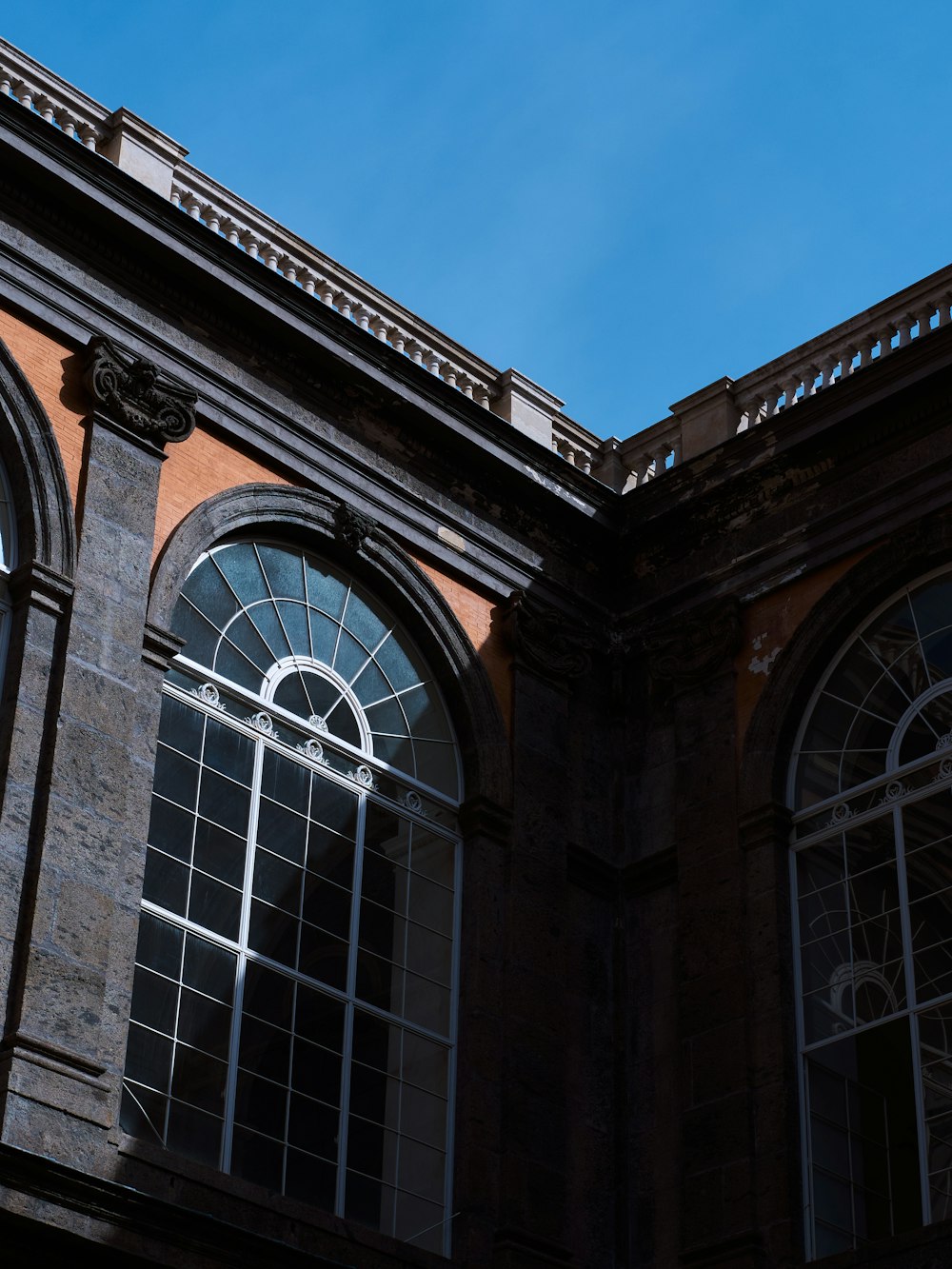 un bâtiment avec une grande fenêtre cintrée