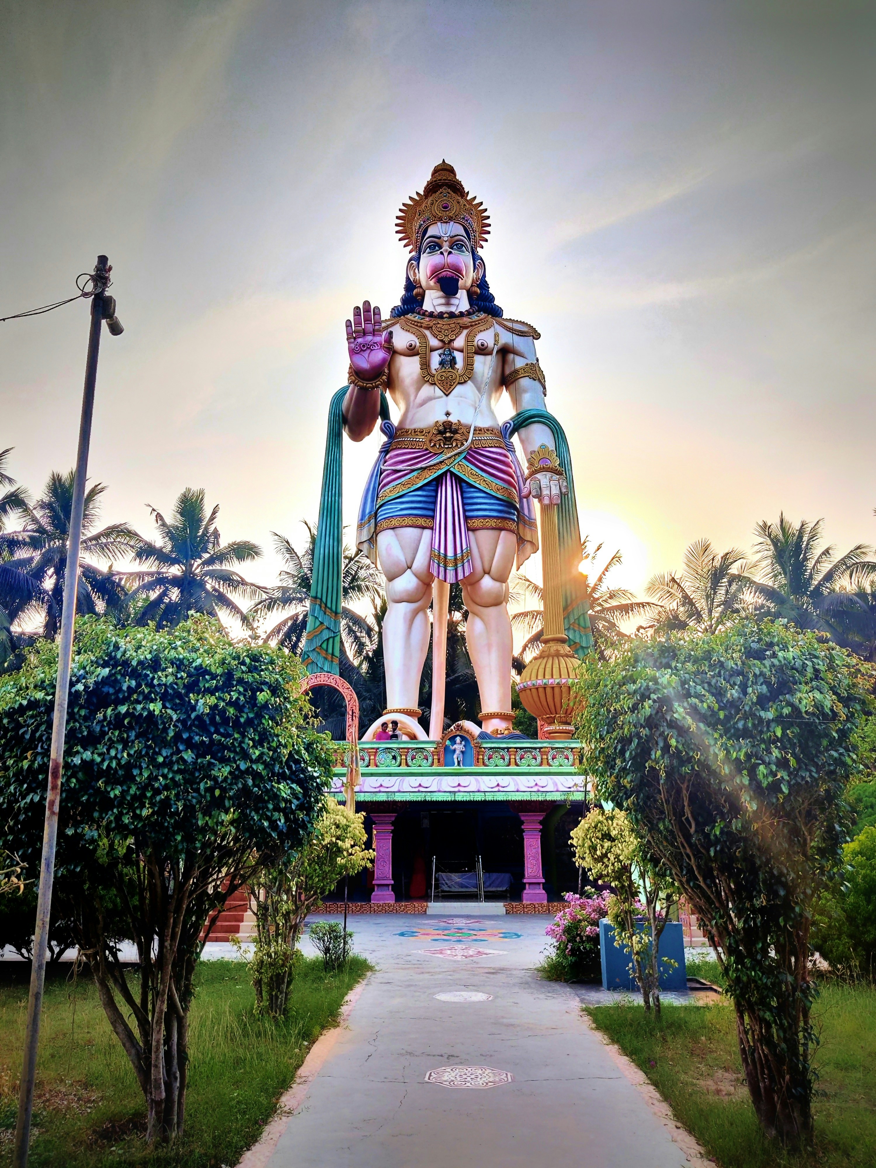 A large colorful statue photo – Free Architecture Image on Unsplash