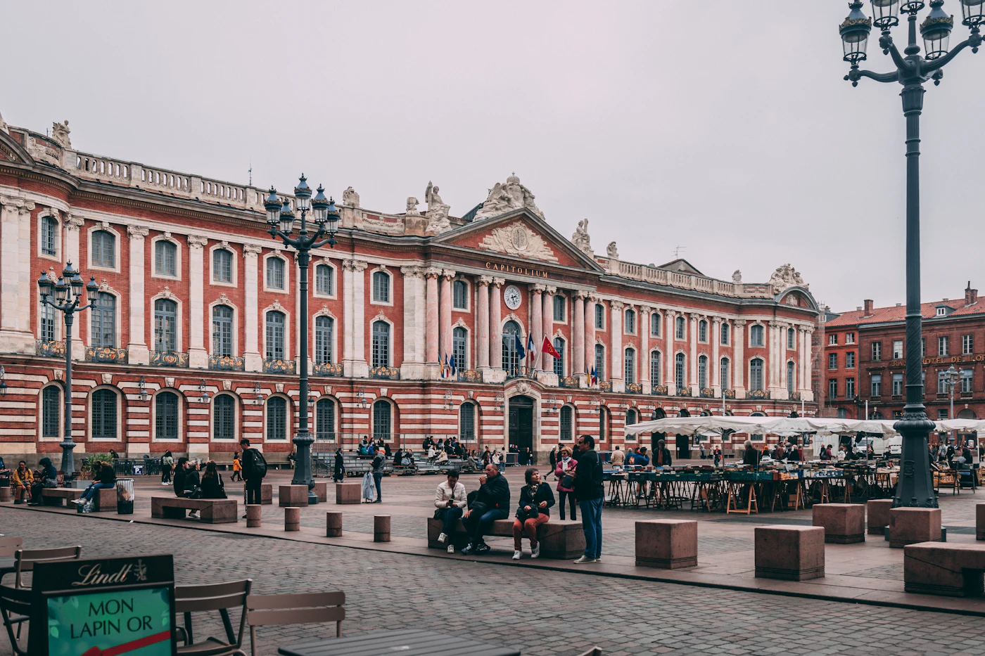 Place du Capitole à Toulouse, la Ville Rose