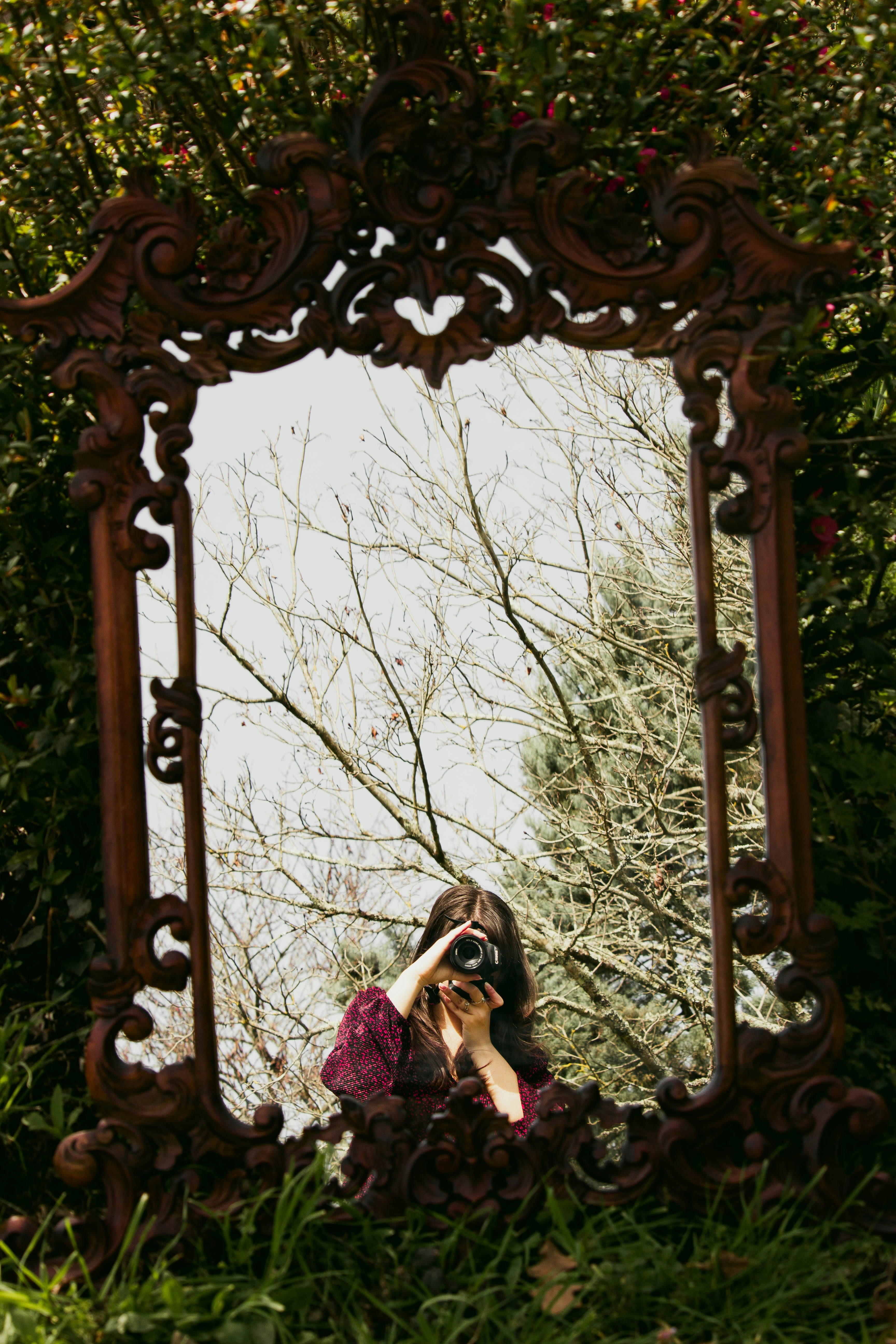 Ein Mädchen fotografiert sich im Spiegel