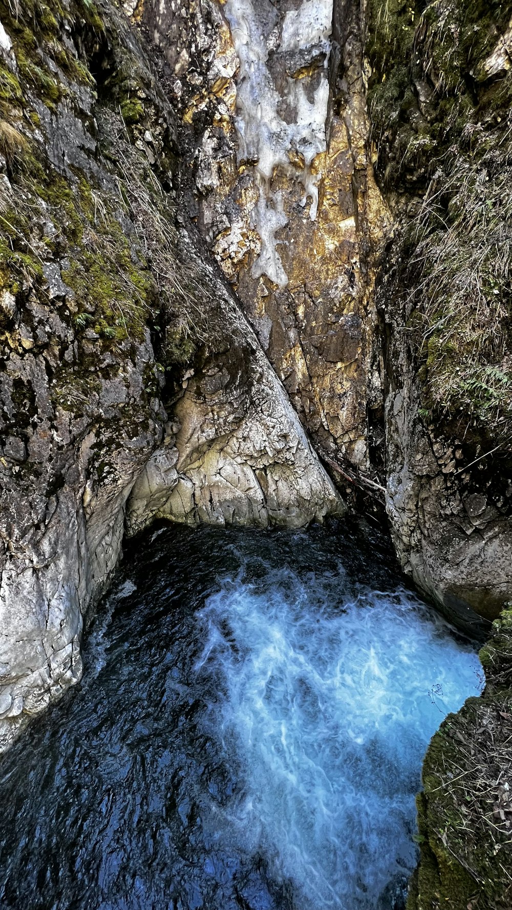 Ein Wasserfall an einem felsigen Ort