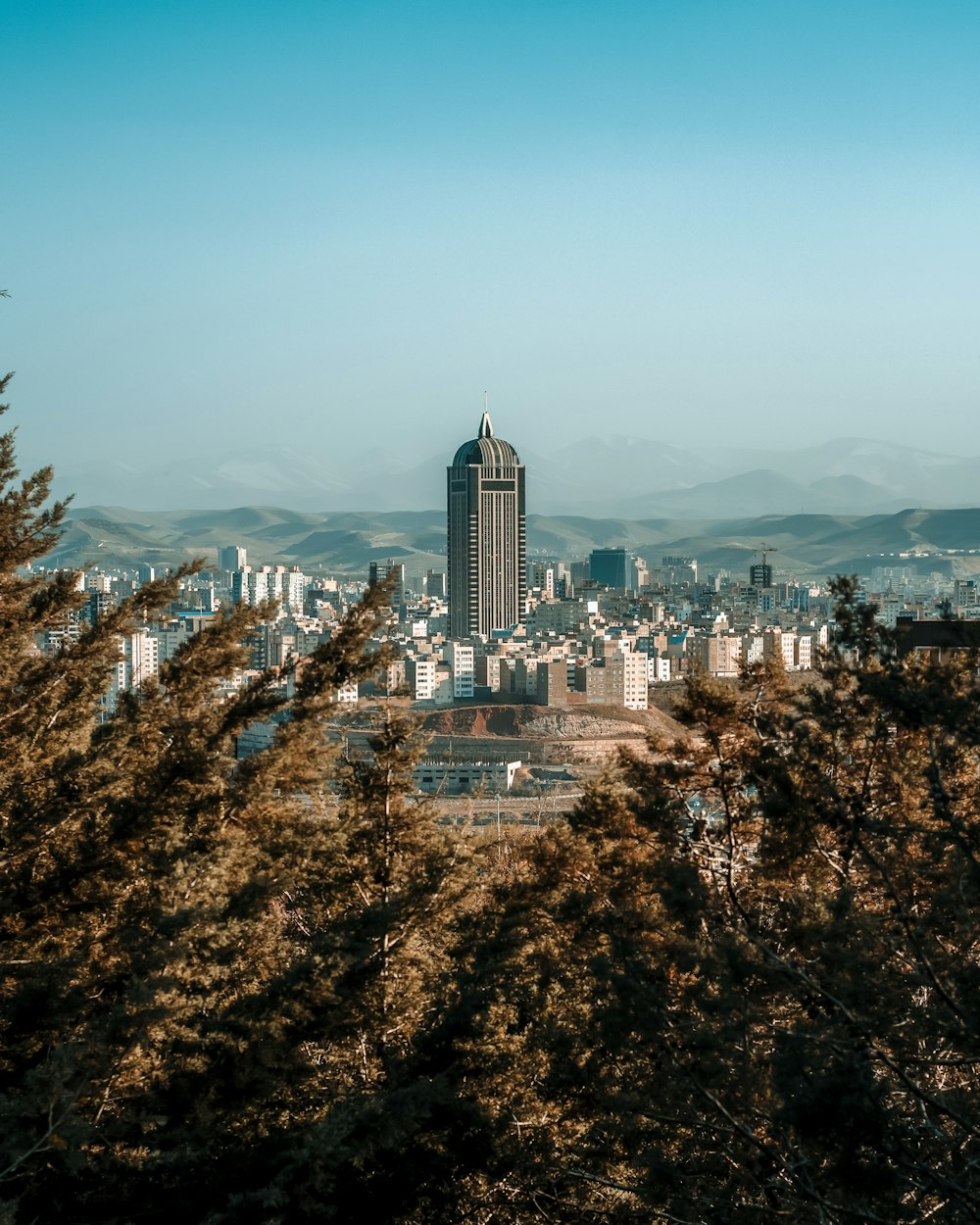 a city with a tall building