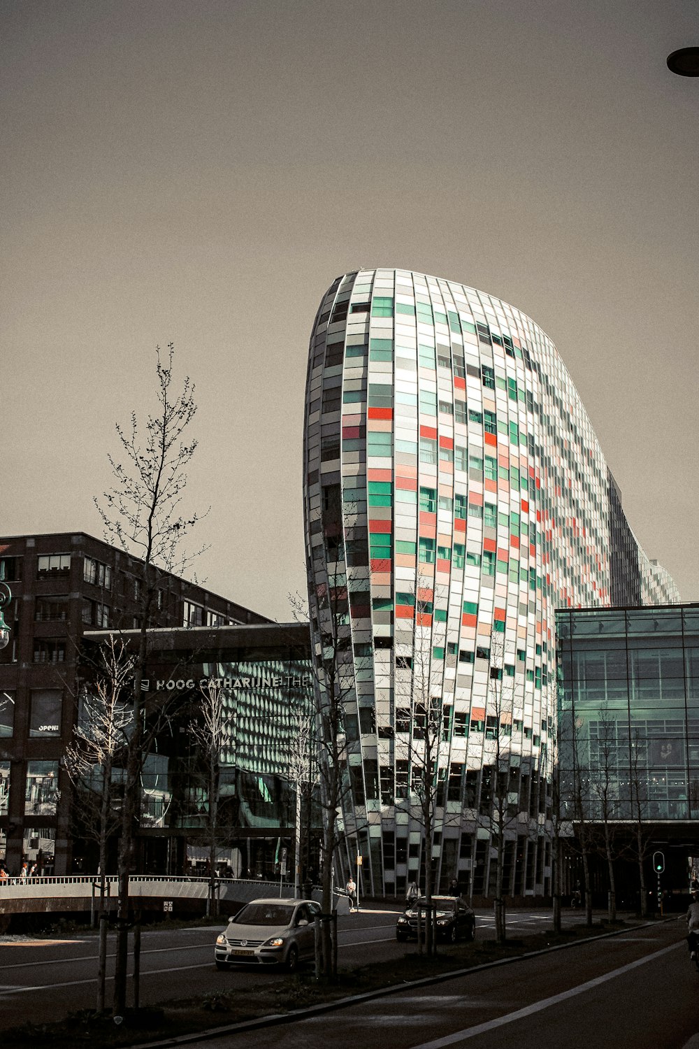 Un edificio con un frente de cristal