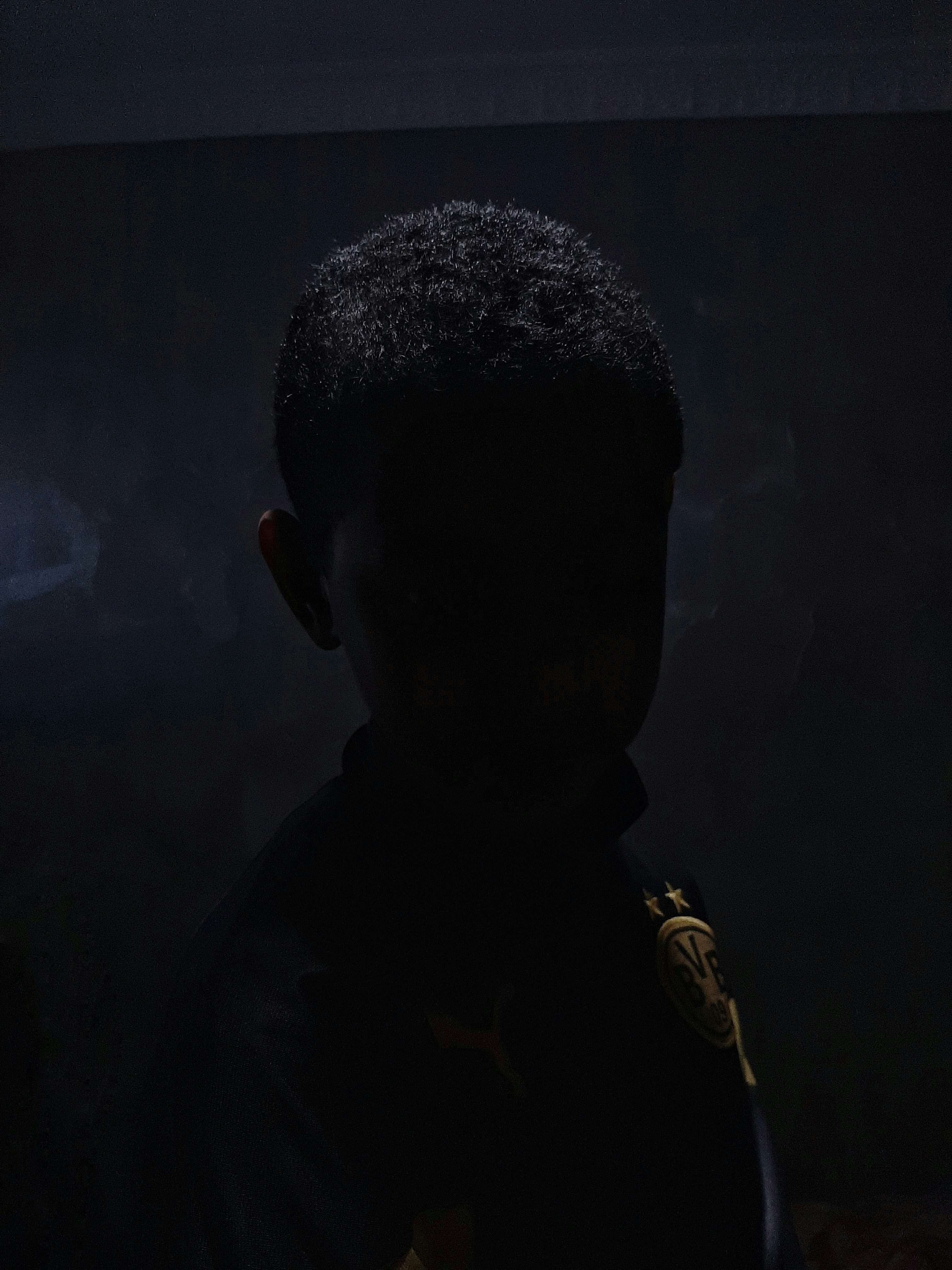 une personne avec un masque