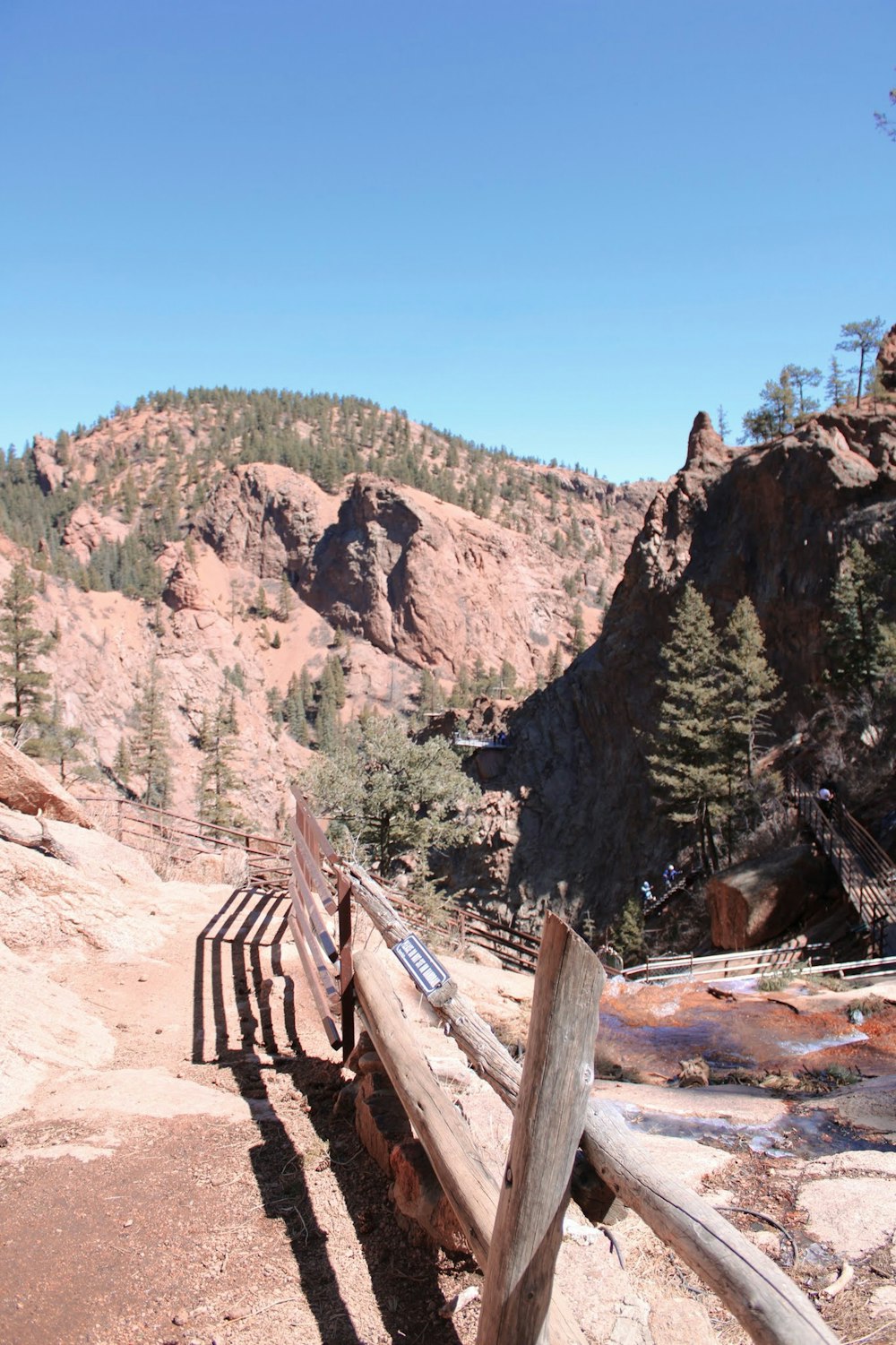 Un pont au-dessus d’un canyon