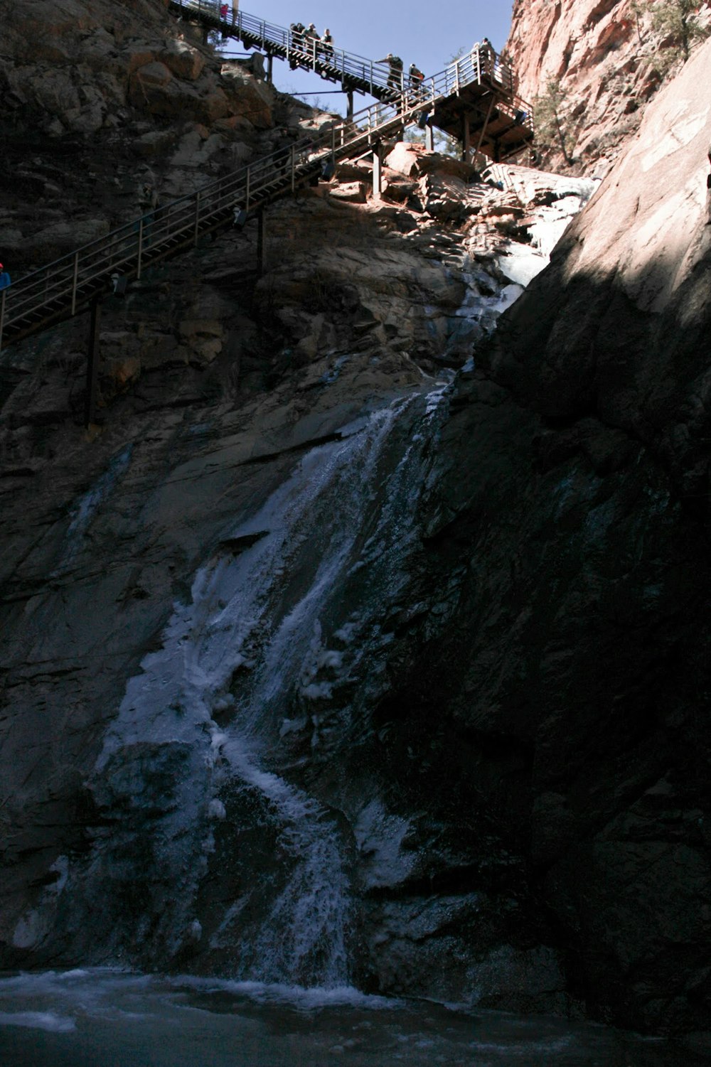 Un puente sobre un río