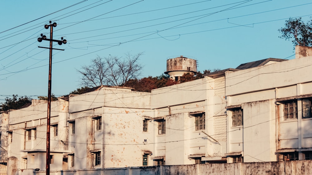 Un edificio con una torre