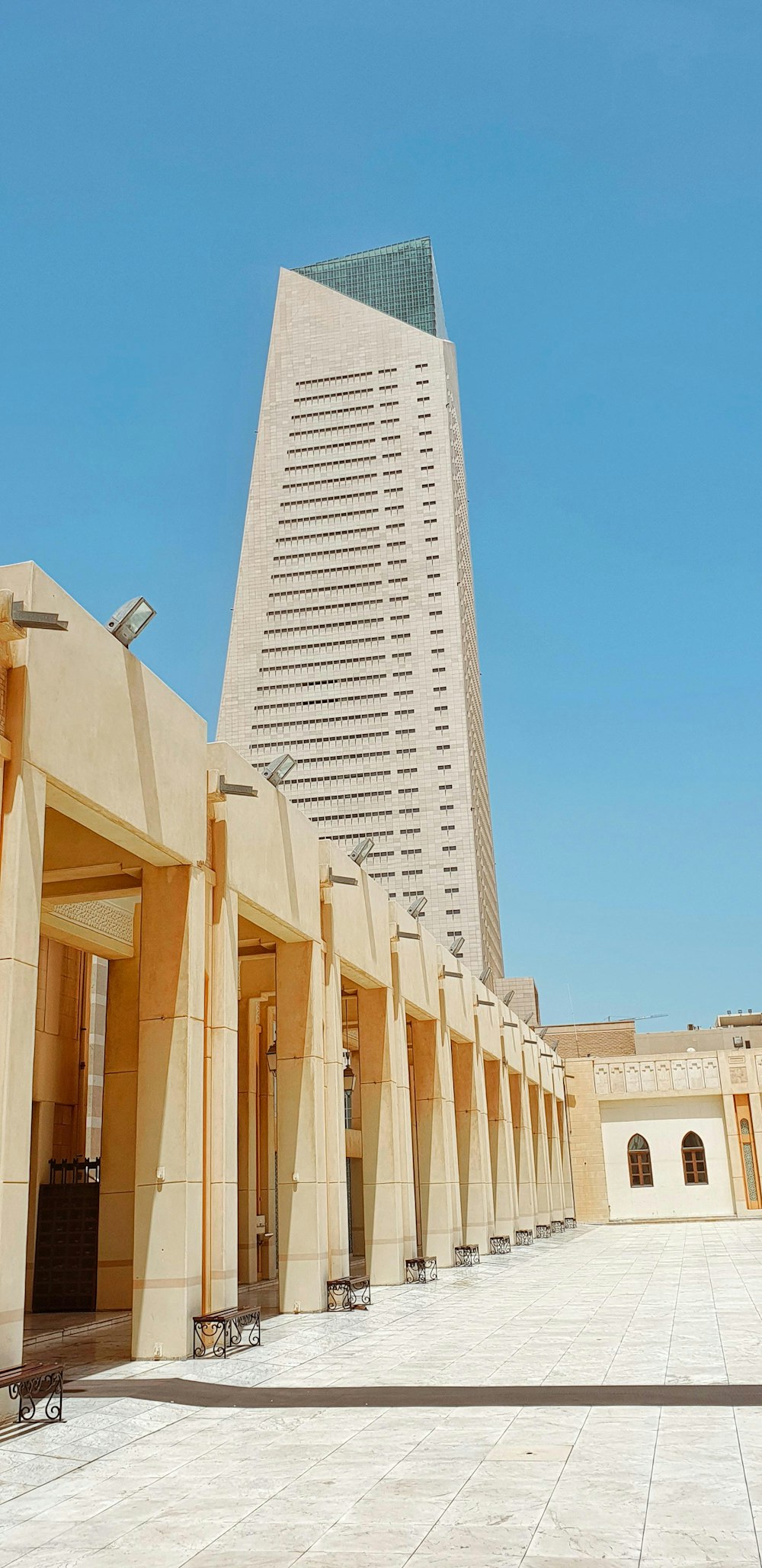 un edificio alto con una facciata in vetro