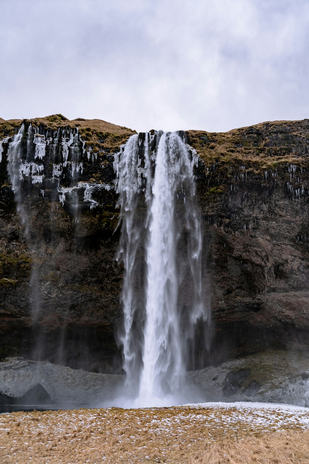 Ein Wasserfall an einem felsigen Ort