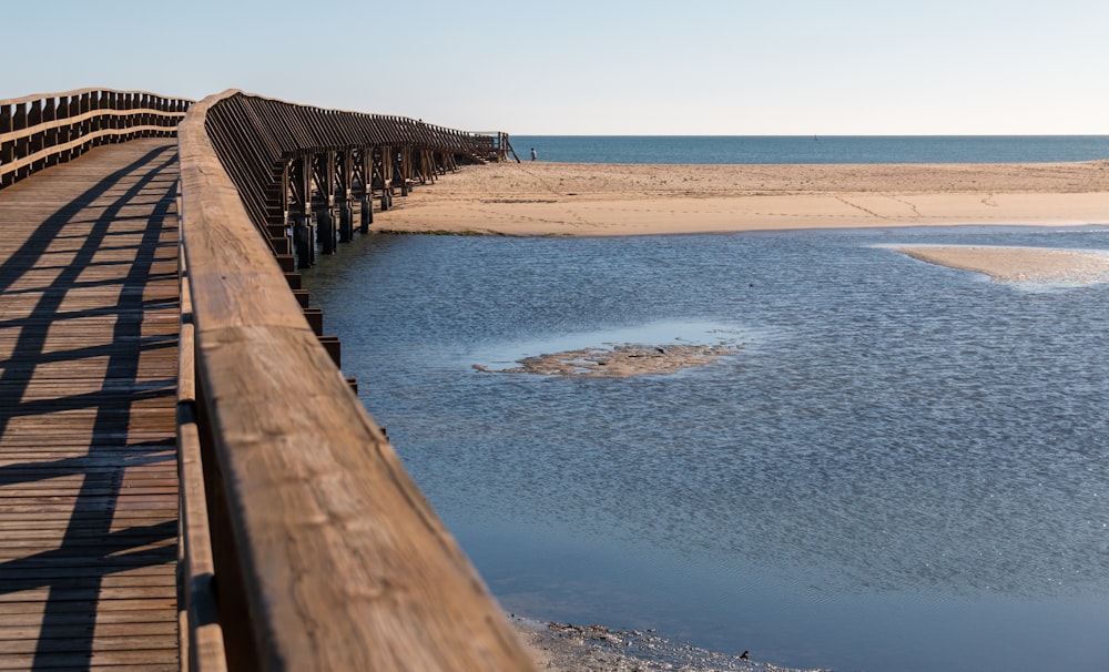 un quai en bois au-dessus d’un plan d’eau