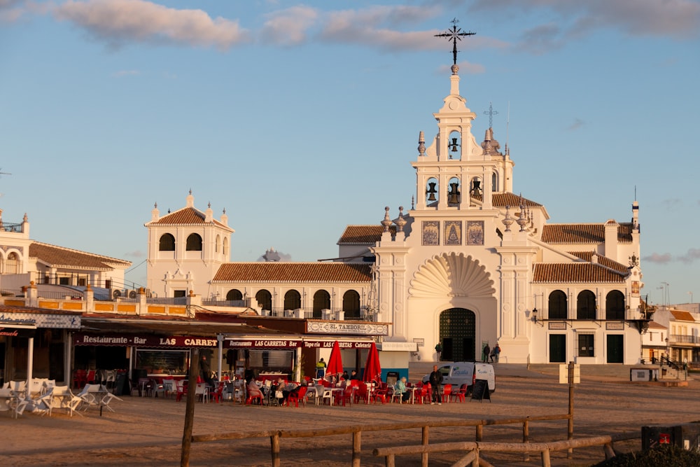 Una iglesia con una cruz en la parte superior