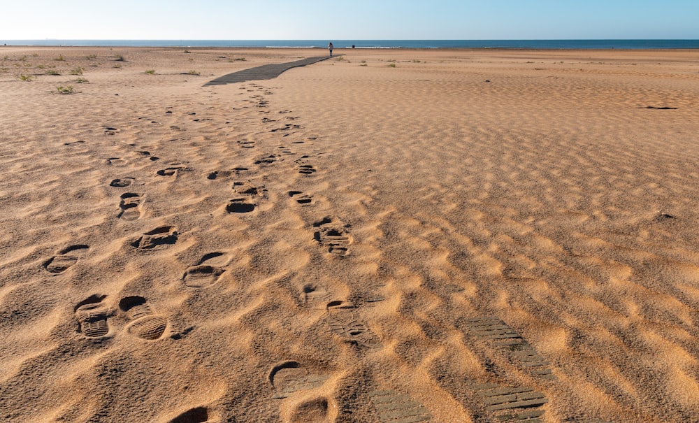 Eine Wüste mit Fußspuren