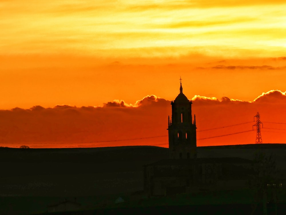 塔と夕日を背景にした建物