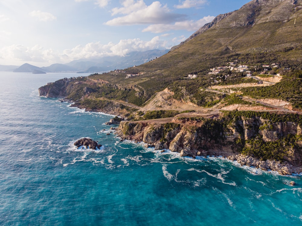 a rocky coast line