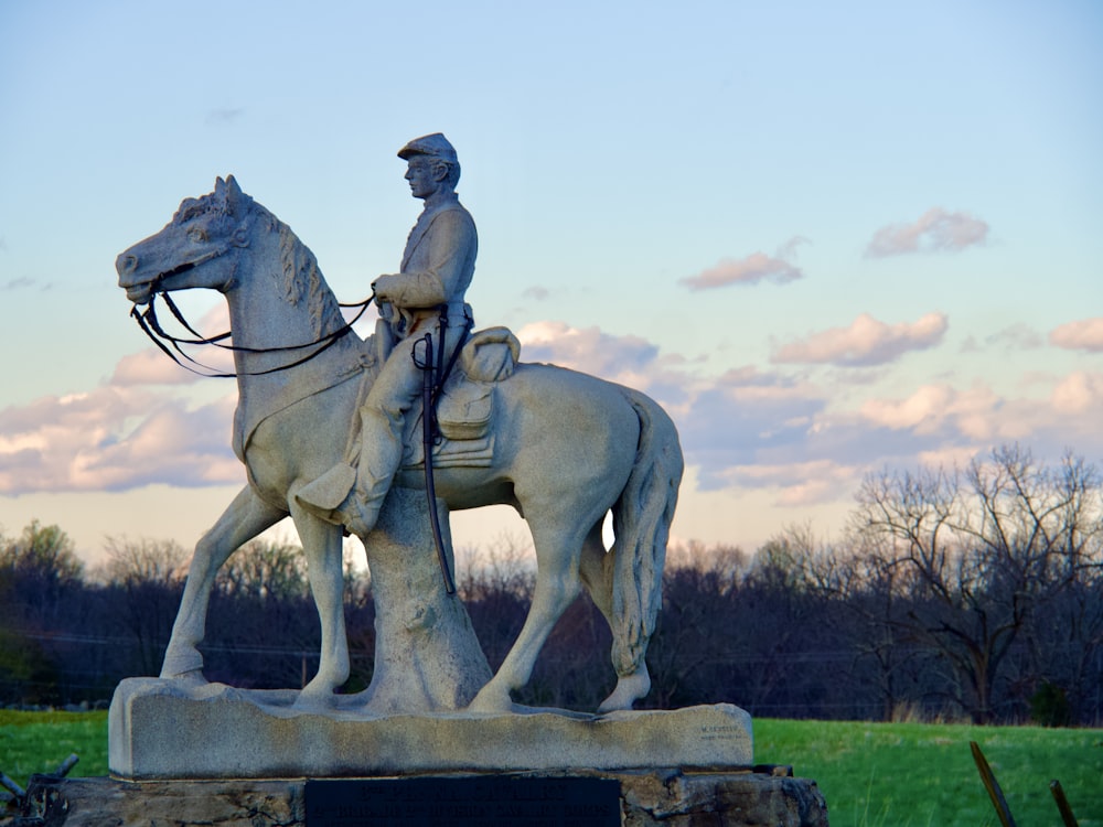 馬に乗る人の像