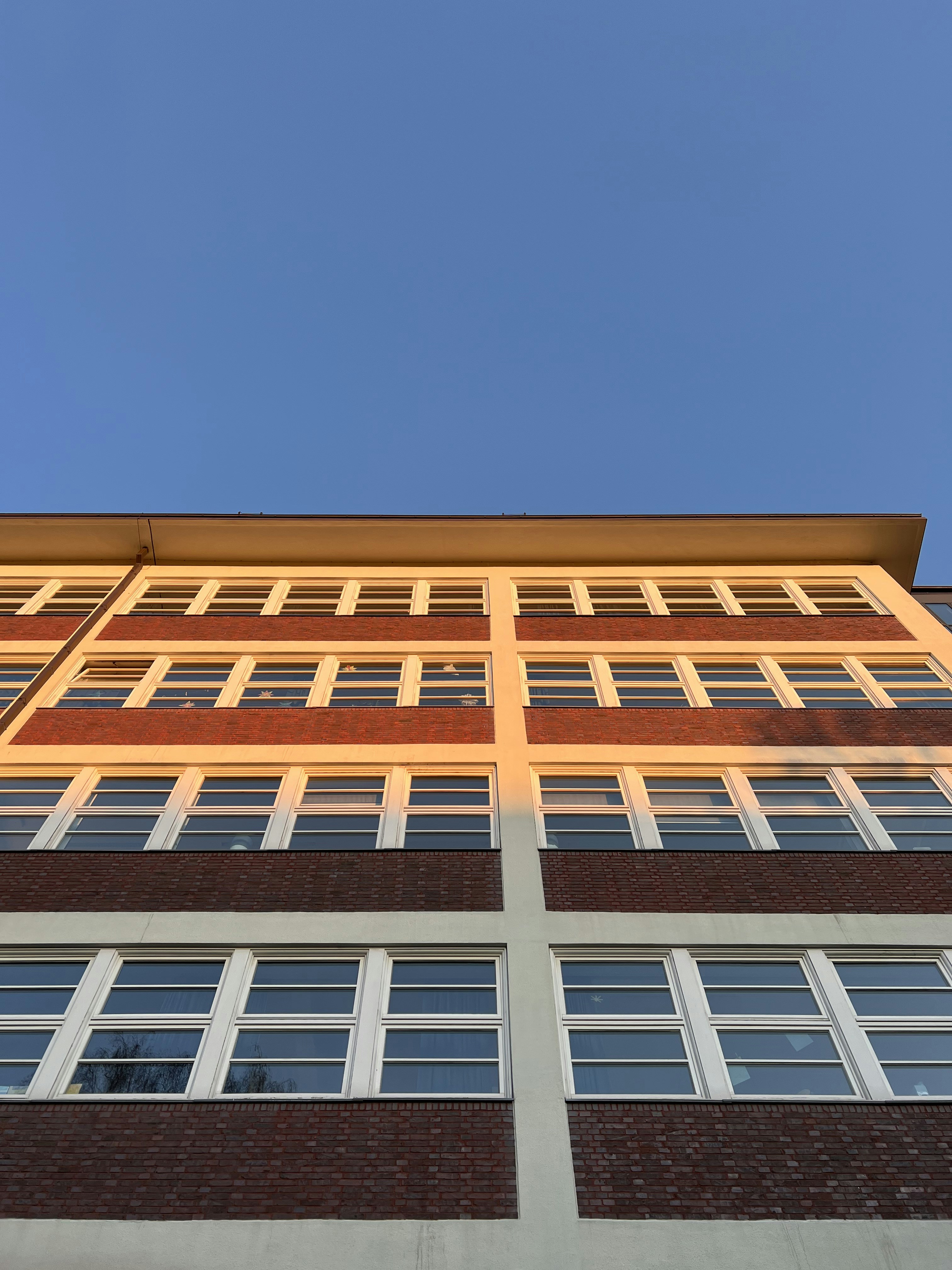 Ein Gebäude mit Fenstern