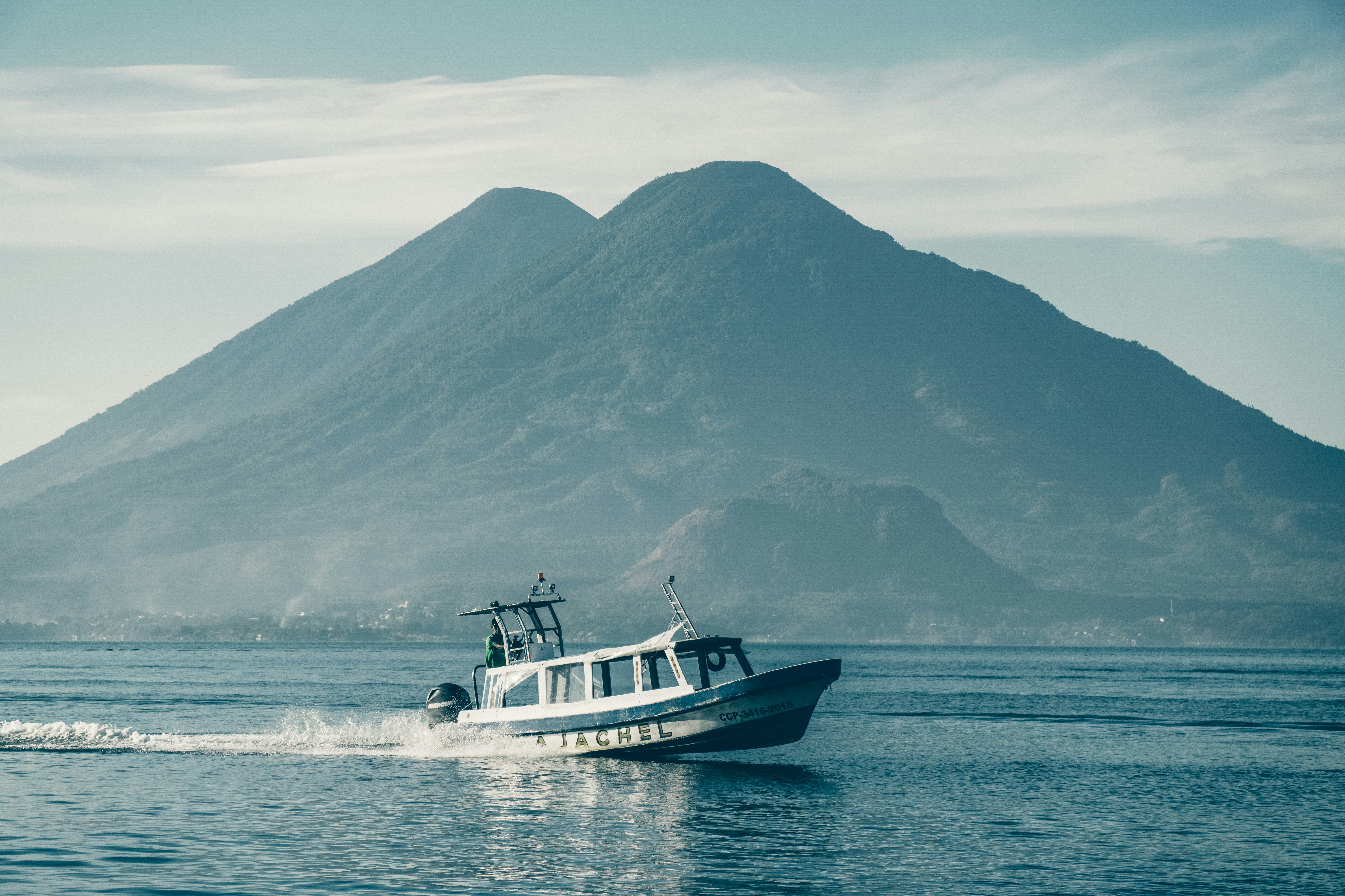 Un barco navegando en el mar