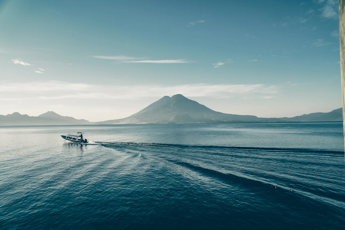 Lancha en un lago de Guatemala como referencia de traslado acuático