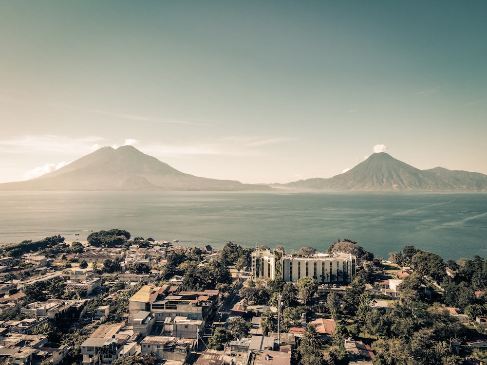 una ciudad junto a un cuerpo de agua