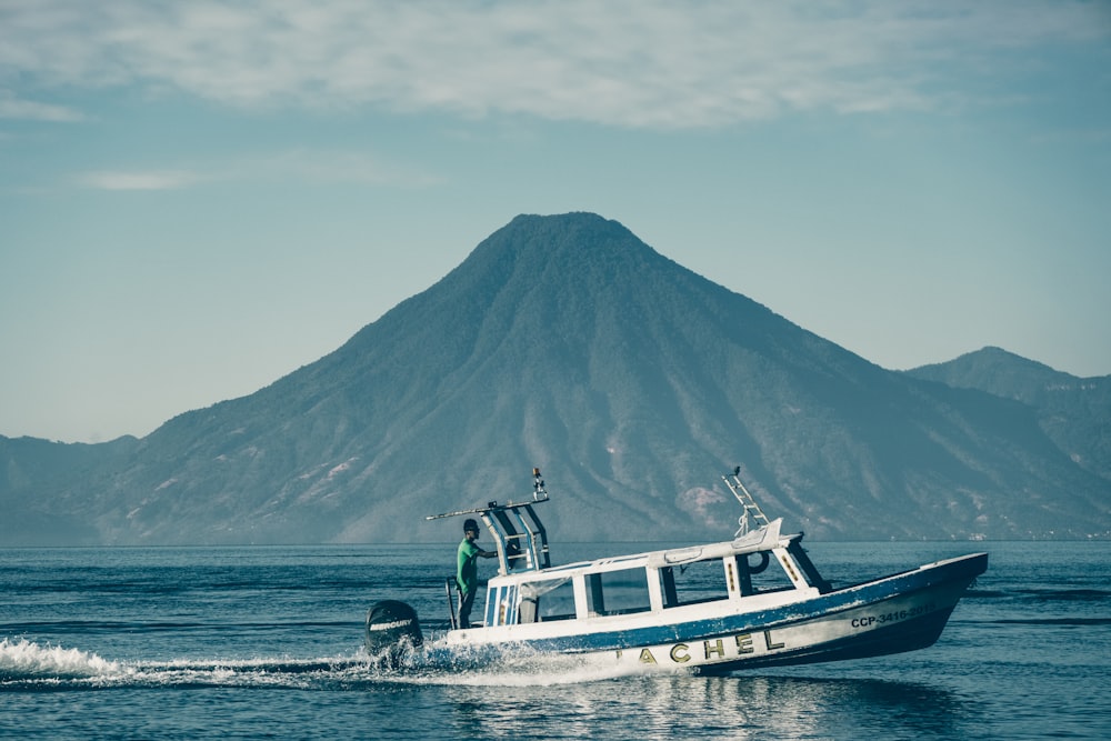 Un barco navegando en el mar