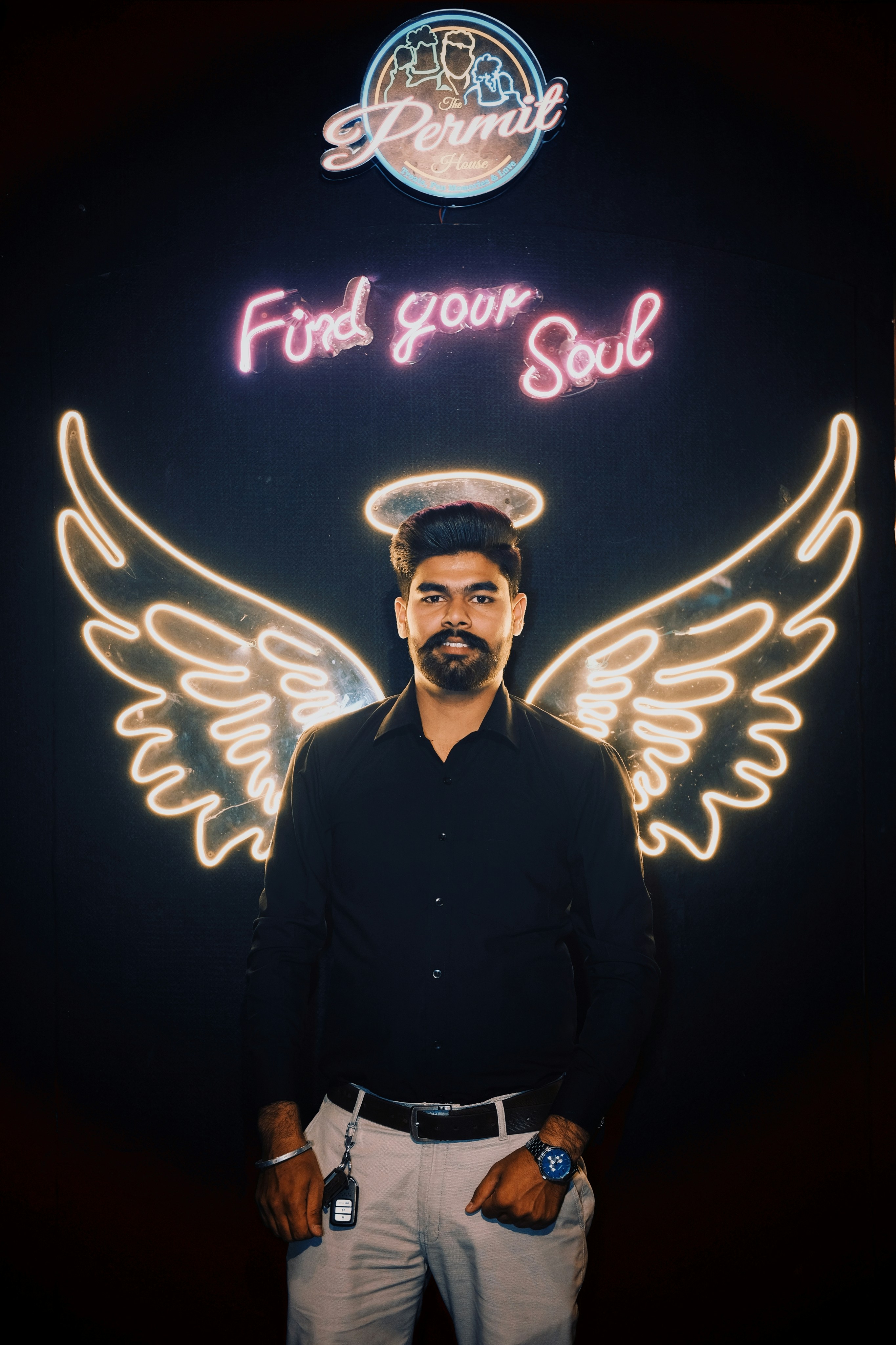 Ein Mann mit Bart und Schnurrbart