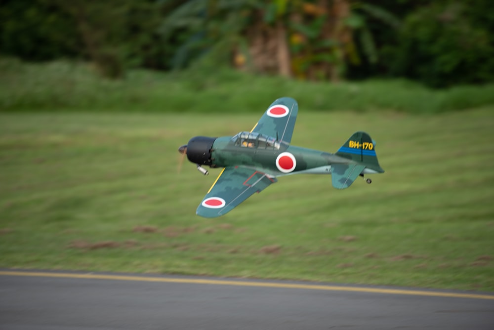 Un pequeño avión volando sobre un campo