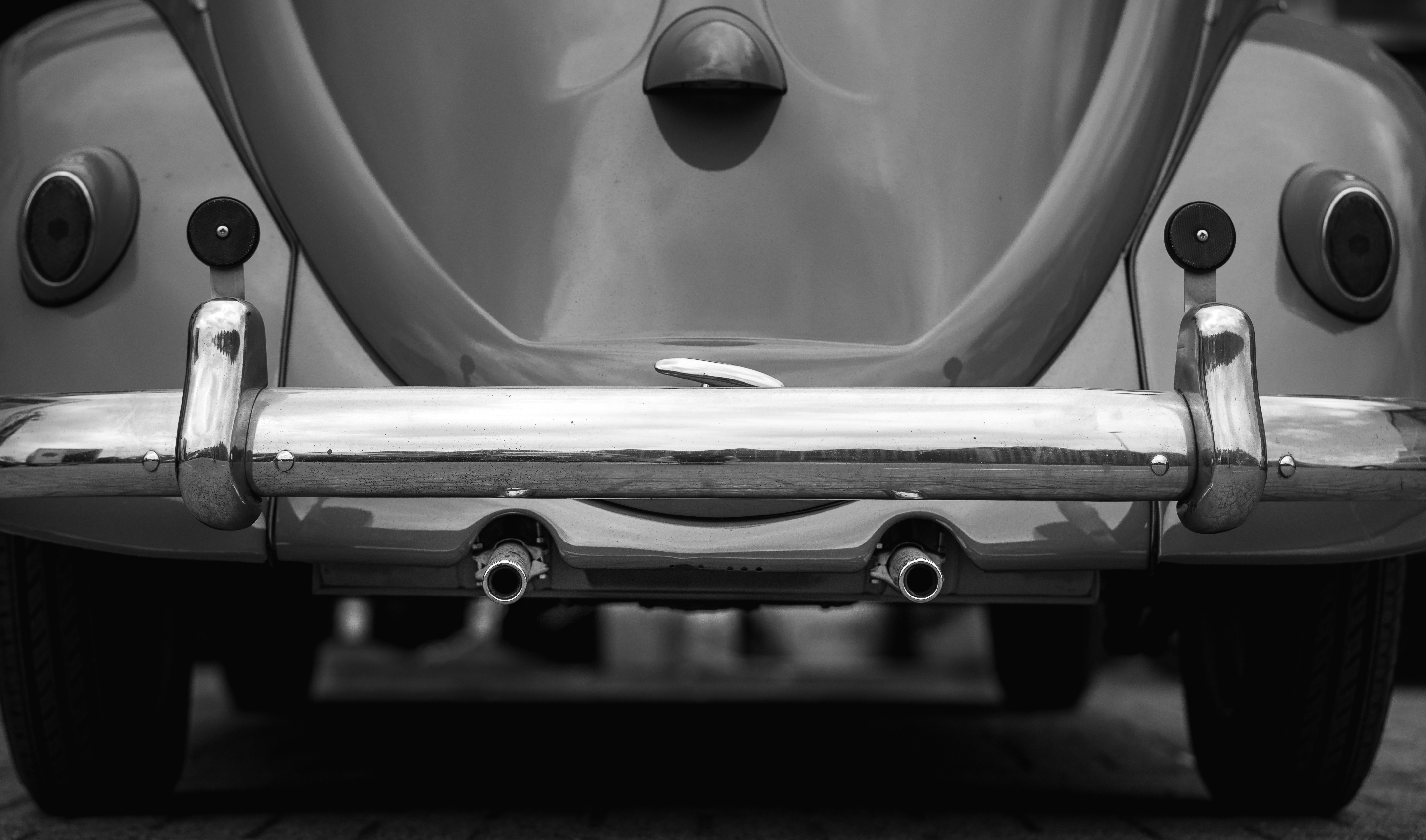 Eine Nahaufnahme der Stoßstange eines Autos