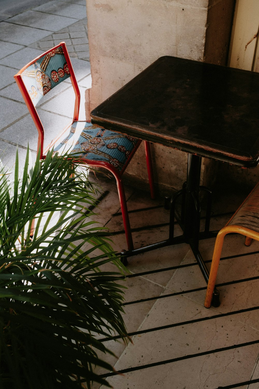 外のテーブルと椅子