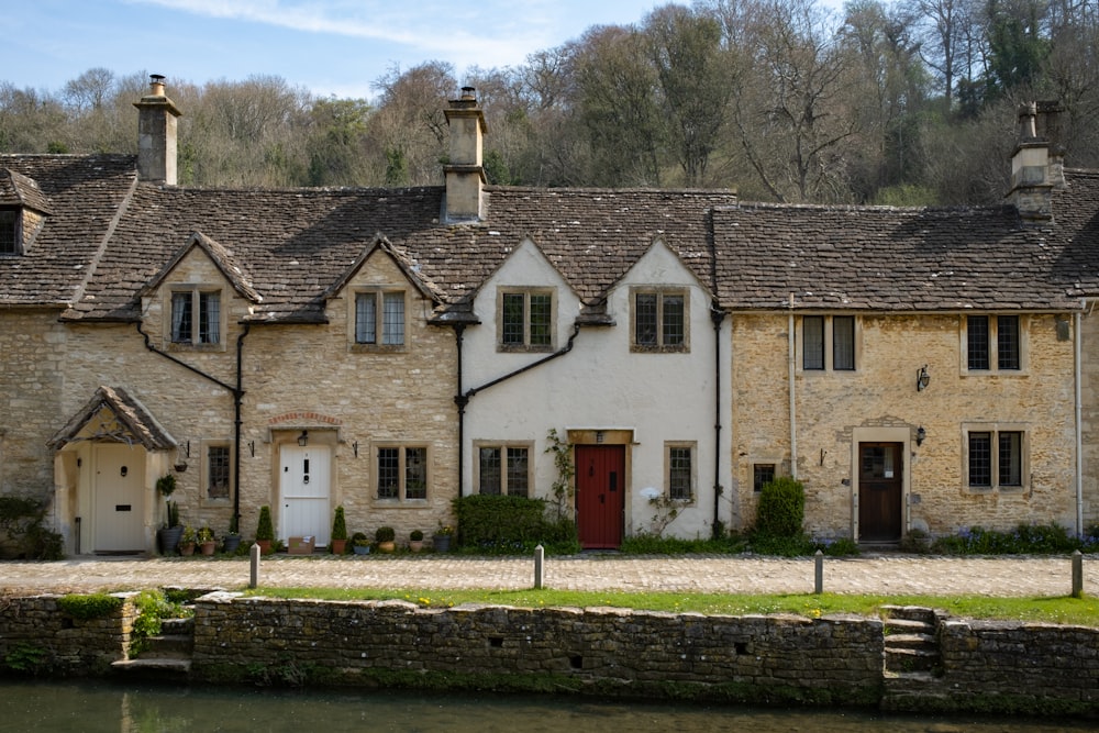 un bâtiment avec un étang devant lui