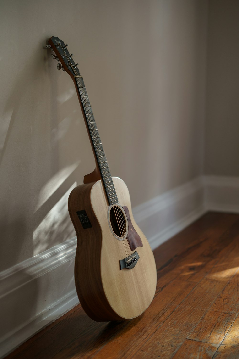 Eine Gitarre lehnt an einer Wand