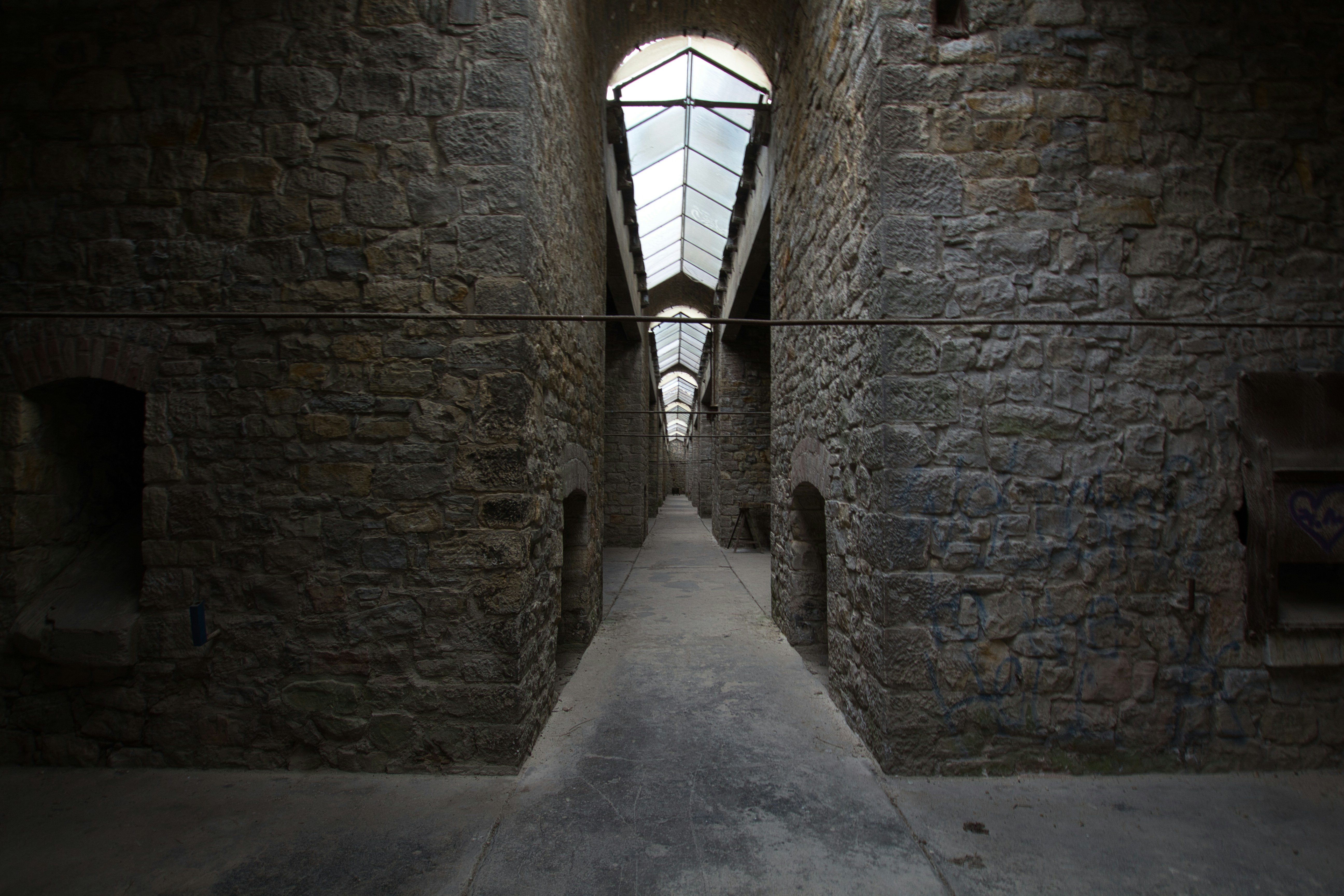 Ein Steinsteg in einem Steingebäude