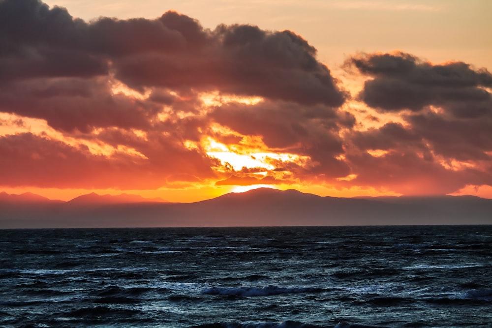 Ein Sonnenuntergang über dem Ozean