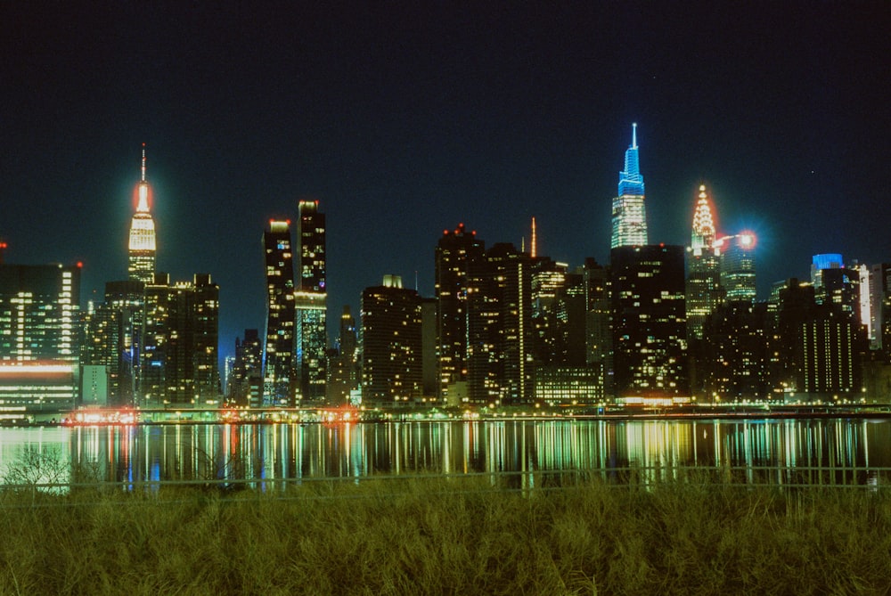 Eine Skyline der Stadt bei Nacht