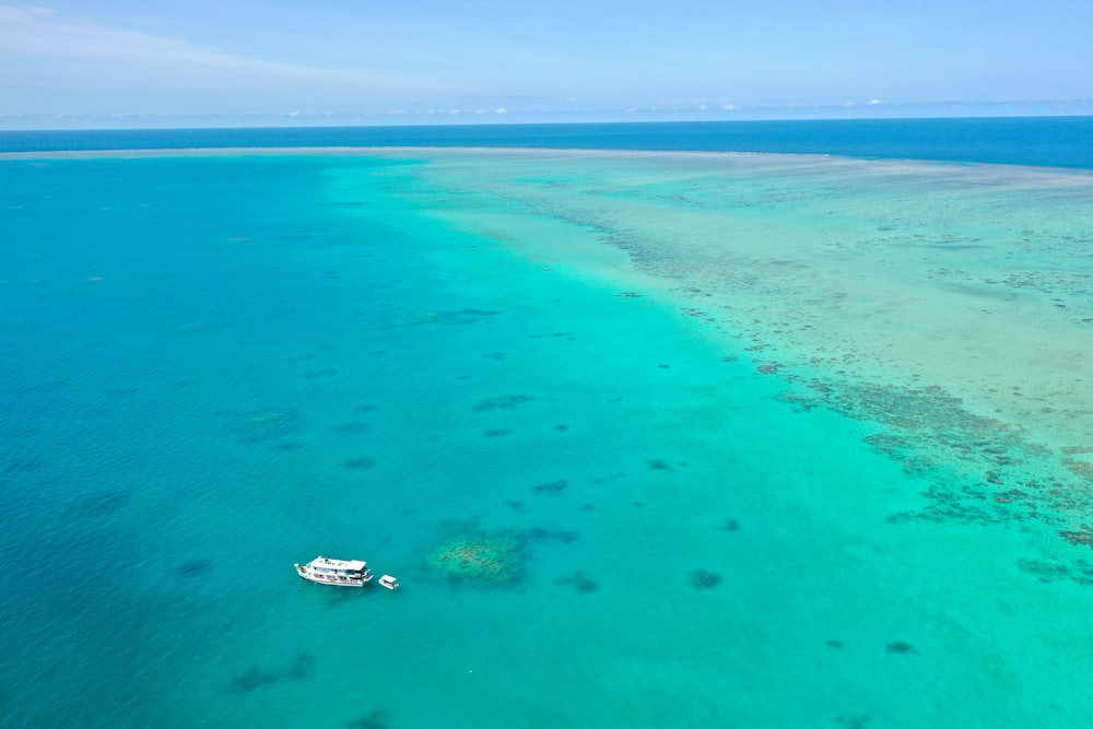 Un barco en el agua