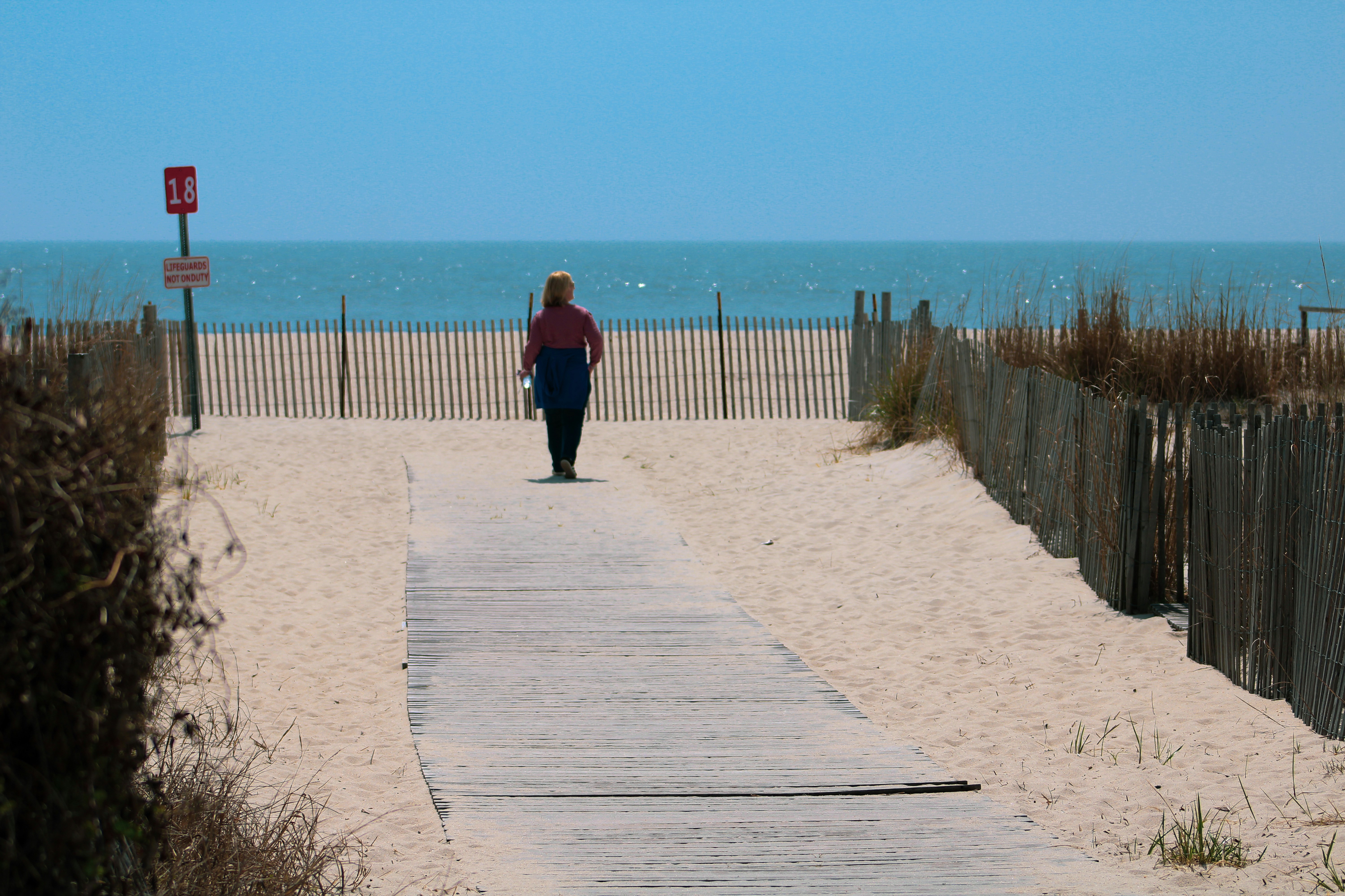 Una persona caminando en un paseo marítimo