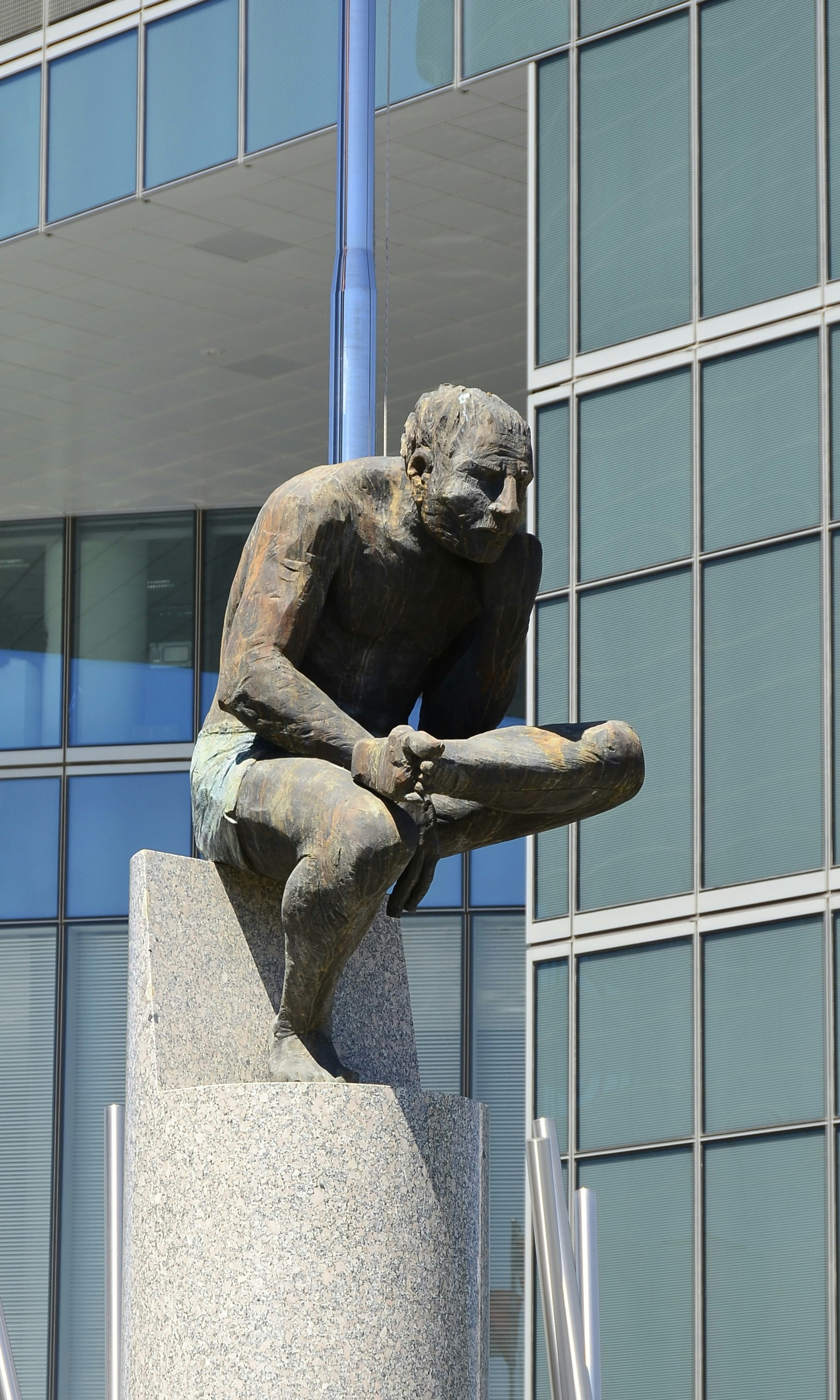 une statue d’une personne tenant un livre