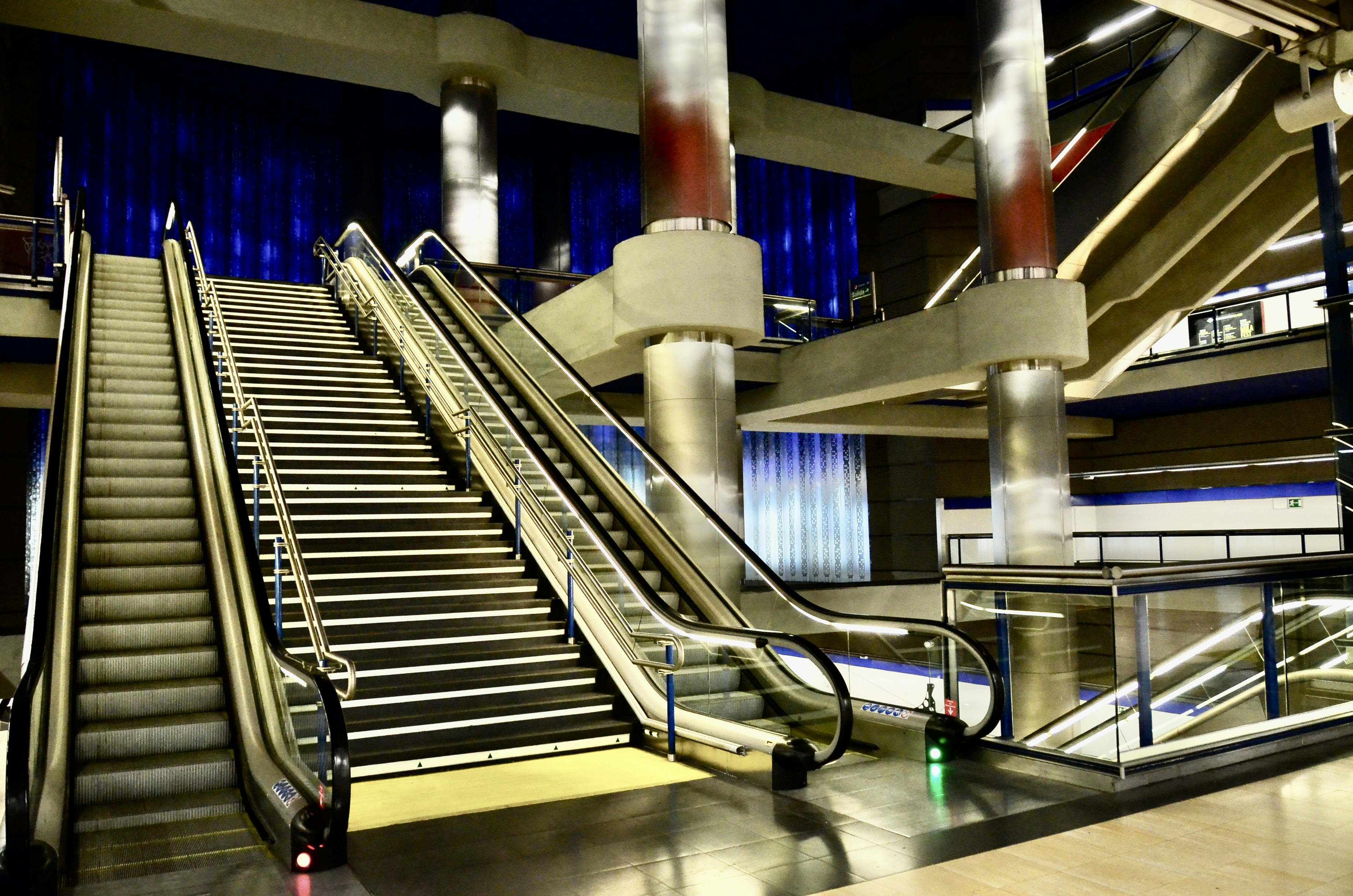 un grand escalier roulant dans un bâtiment