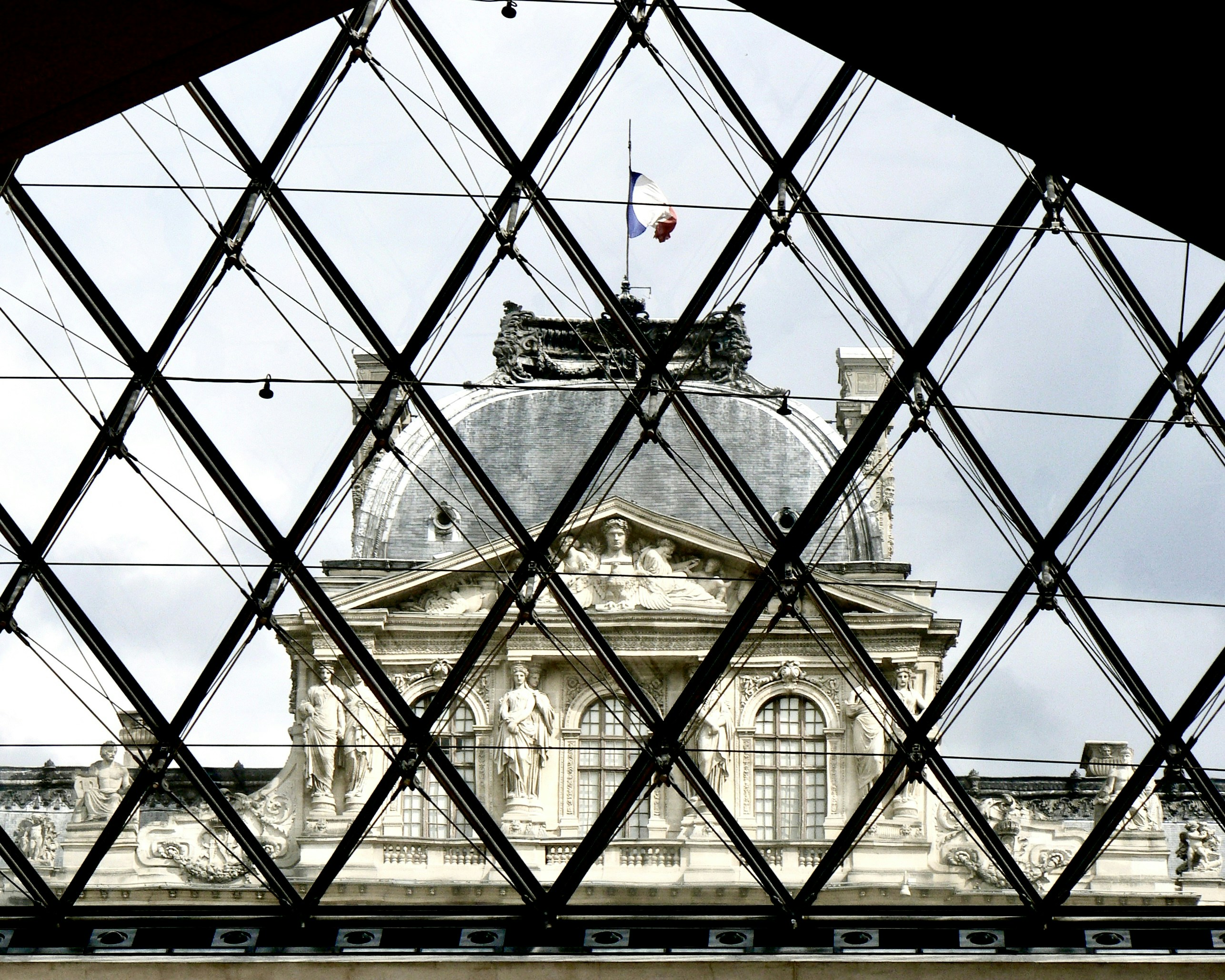 un bâtiment avec un toit en forme de dôme