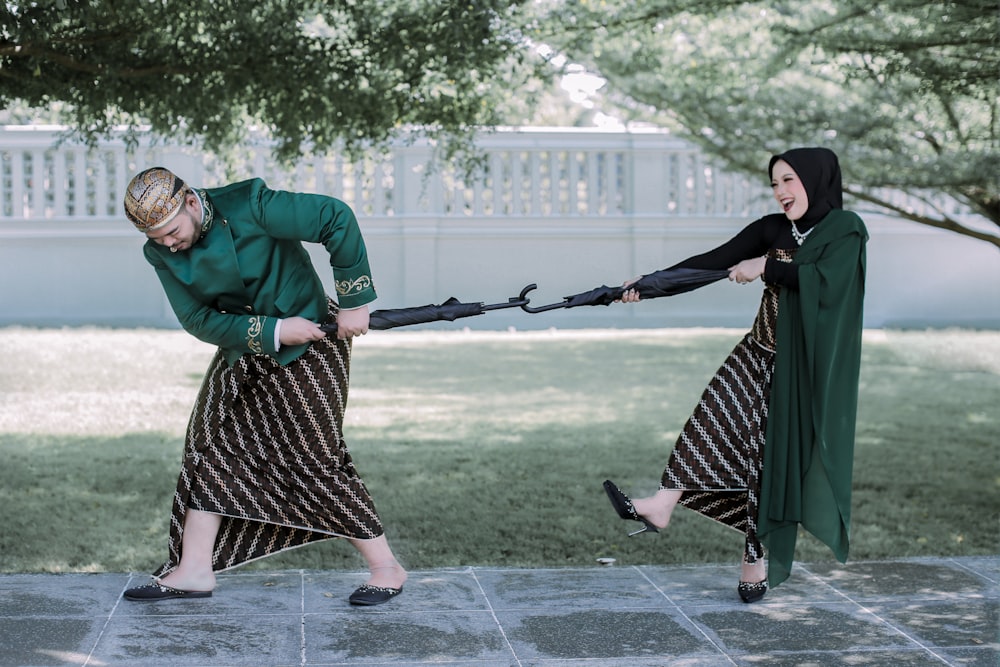 Un hombre y una mujer con vestimenta tradicional