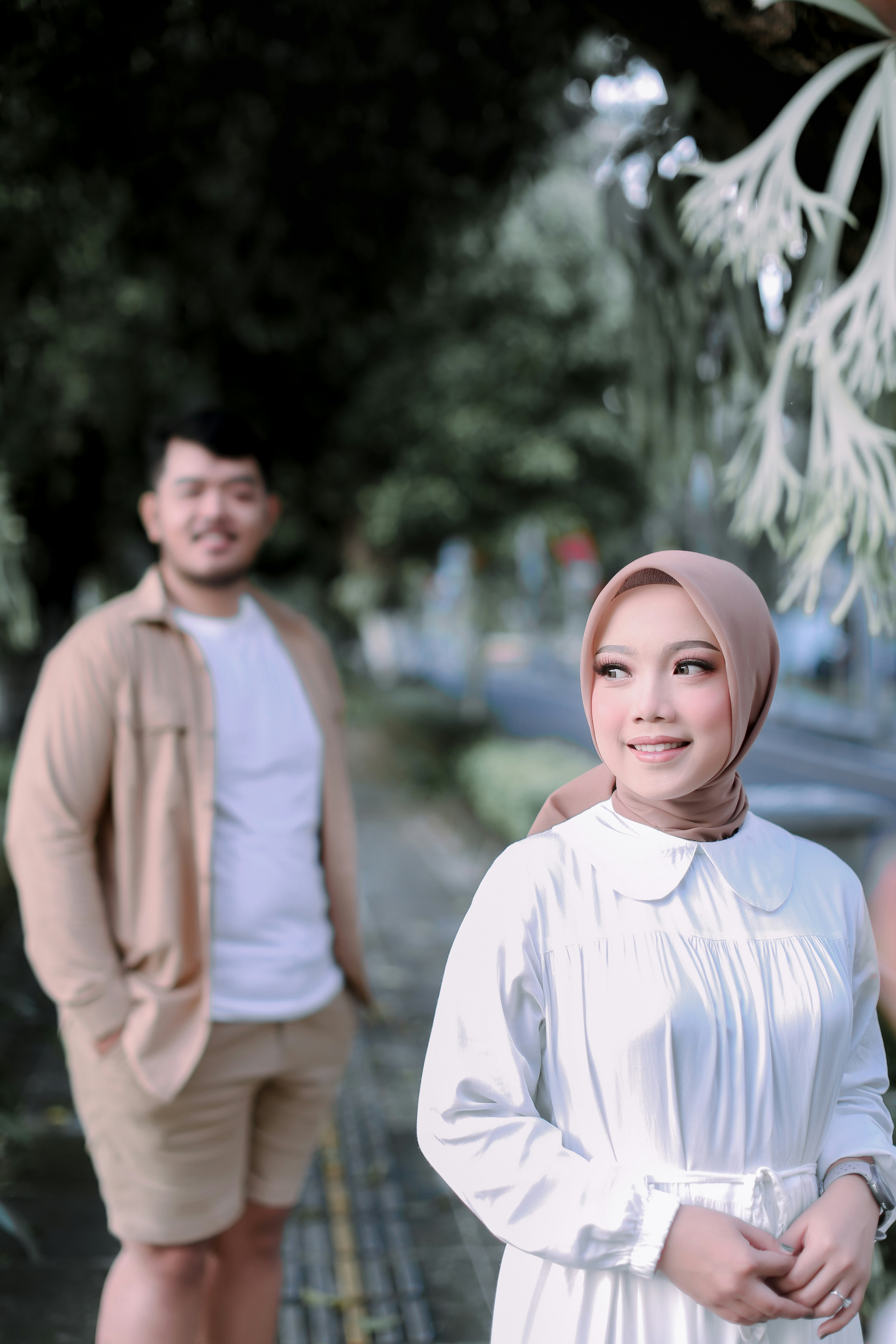 seseorang dengan kemeja putih