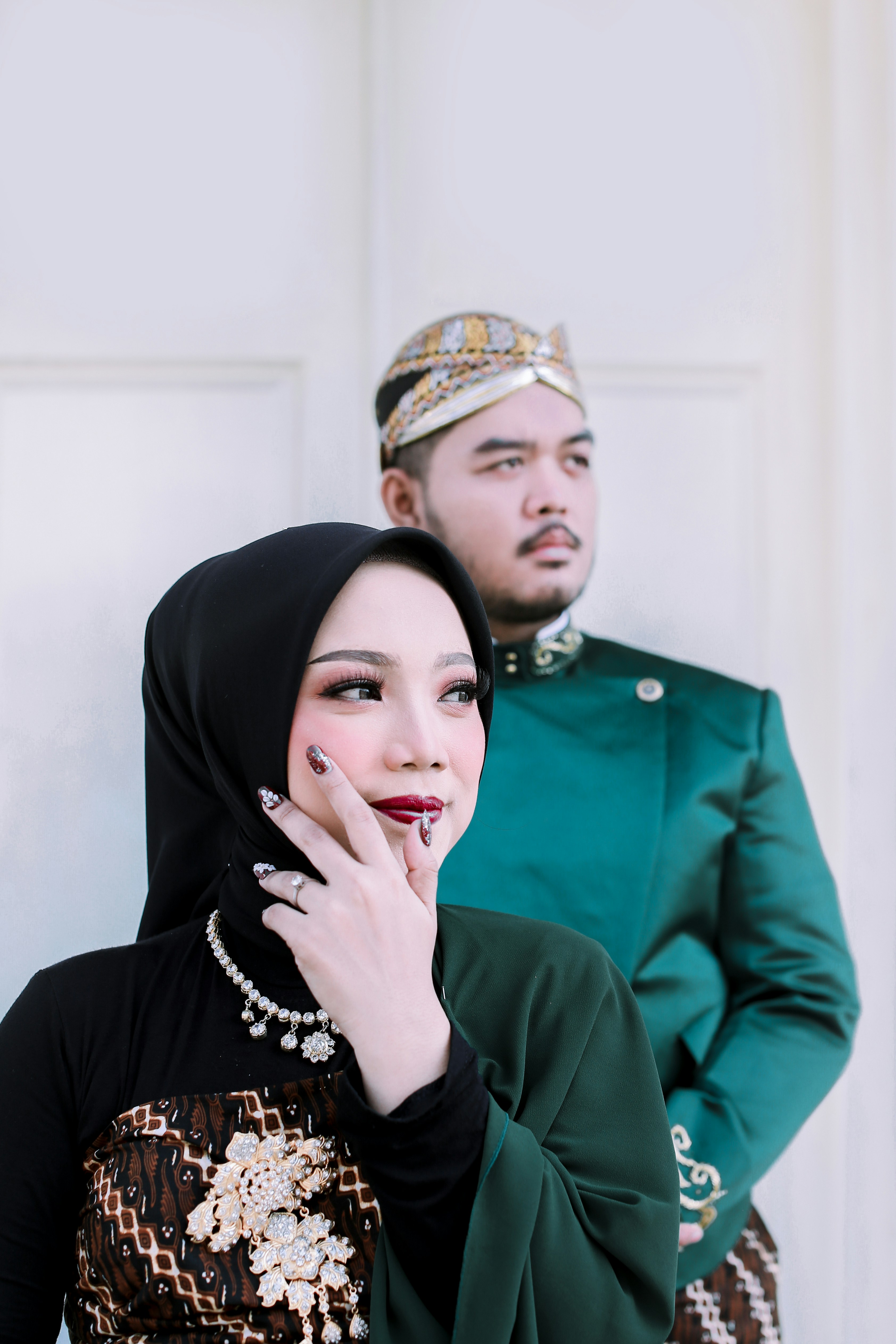 Seorang pria dan wanita berpose untuk berfoto