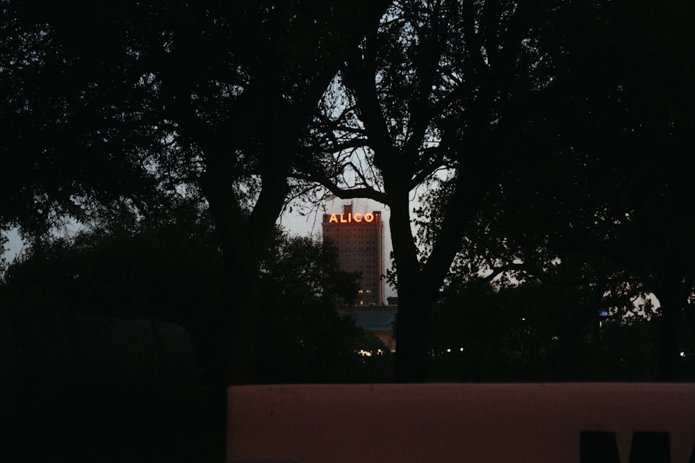 un edificio con un cartello su di esso