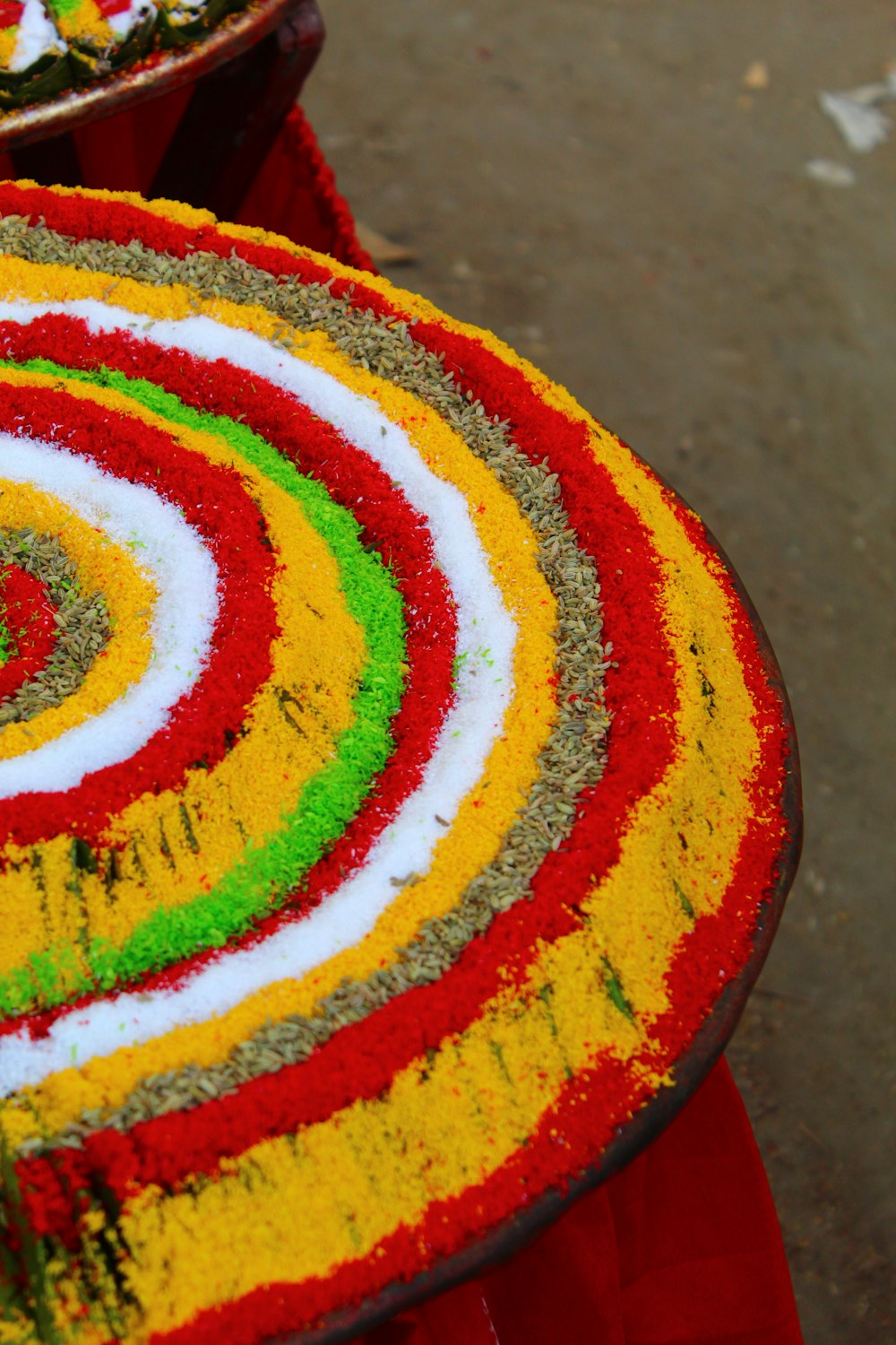 Una alfombra colorida sobre una alfombra