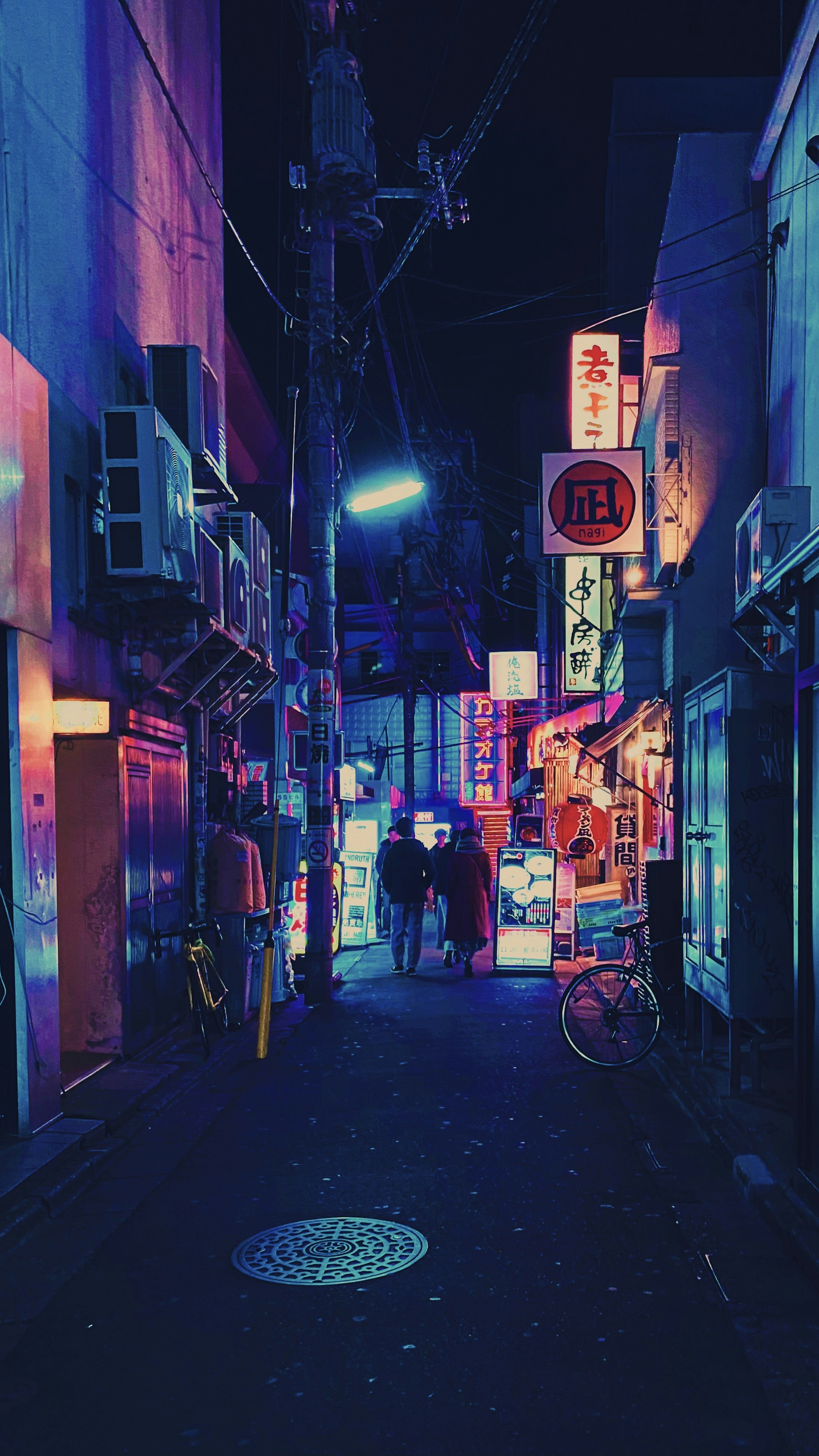 看板と人がいる通り