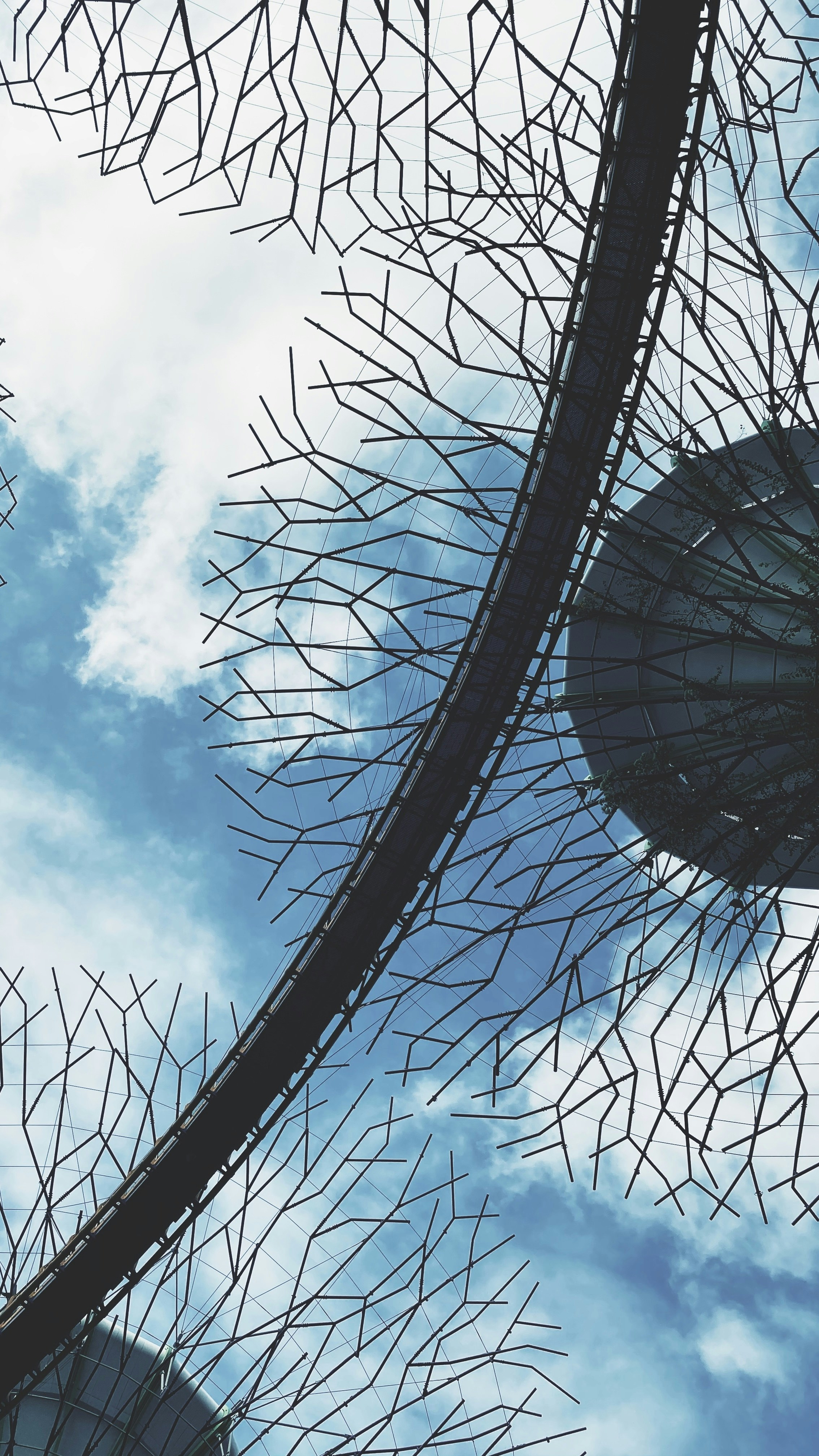 背の高い金属製の塔